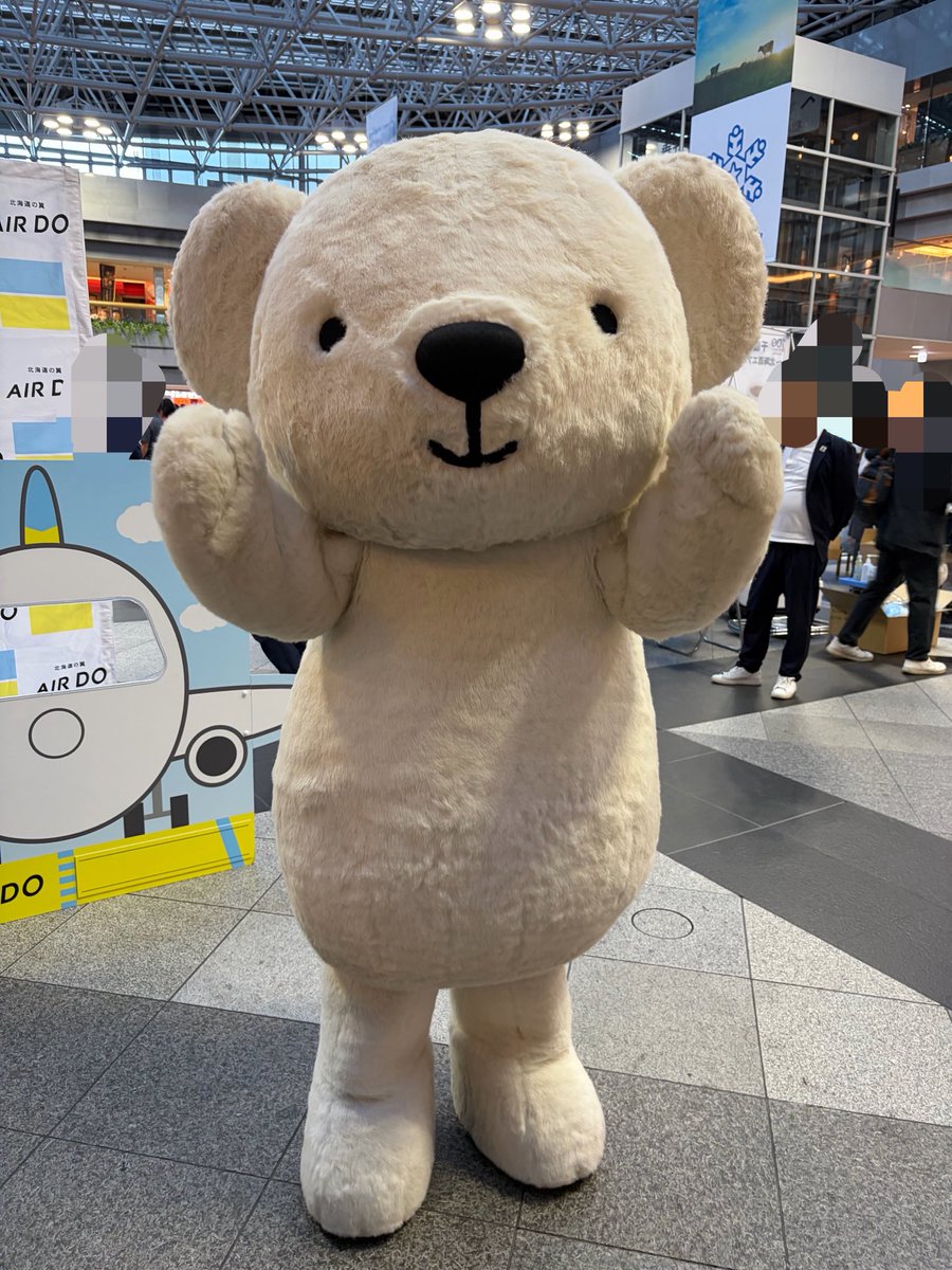 sappypierrot's tweet photo. 疲れたからベア・ドゥという名の点滴• ᴥ •
そういえば羽田の空の日は全部近場からの登場だったからベア・ドゥ号(台車)の移動シーンはなかったなあ
自分のお名前みんなに覚えてもらえるように主張してるのほんと愛おしいよね〜 https://t.co/8C7pgXW4Wj