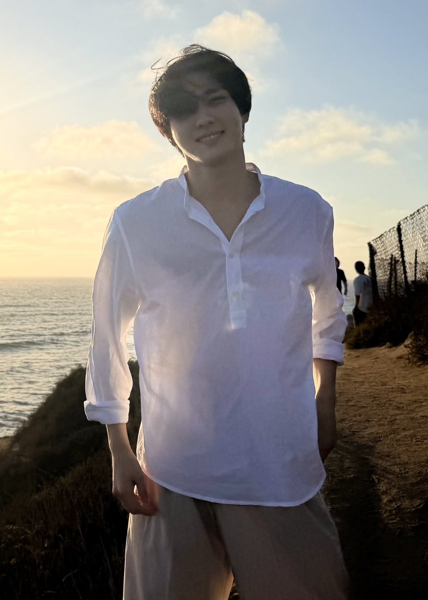 wonaist's tweet photo. we need to have a serious discussion about prince eric here https://t.co/AAoliV6SXm