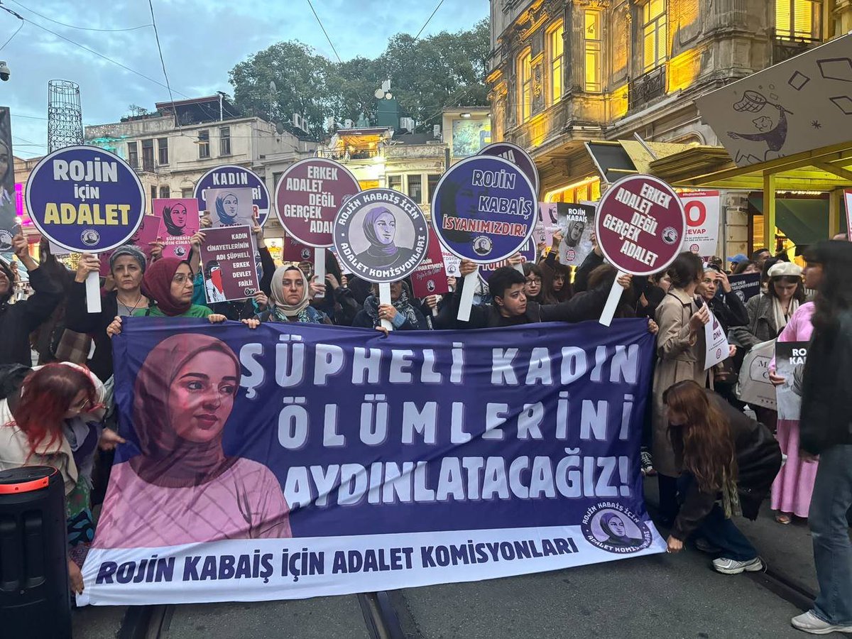 DEM_ist_kadin's tweet photo. İl Kadın Meclisi Sözcümüz Kamile Kandal, Genel Merkez Örgütlenme Eş Sözcümüz Elif Bulut, PM üyelerimiz ve yöneticilerimizle birlikte, Rojin Kabaiş İçin Adalet Komisyonu’nun çağrısıyla Rojin’in katledilişinin 2. yılında Taksim Tünel’den Şişhane Meydanı’na düzenlenen yürüyüşteydik.

Rojin’in ölümünü “intihar” denilerek kapatmaya çalışan anlayışa karşı alanlarda olmaya devam edeceğiz.