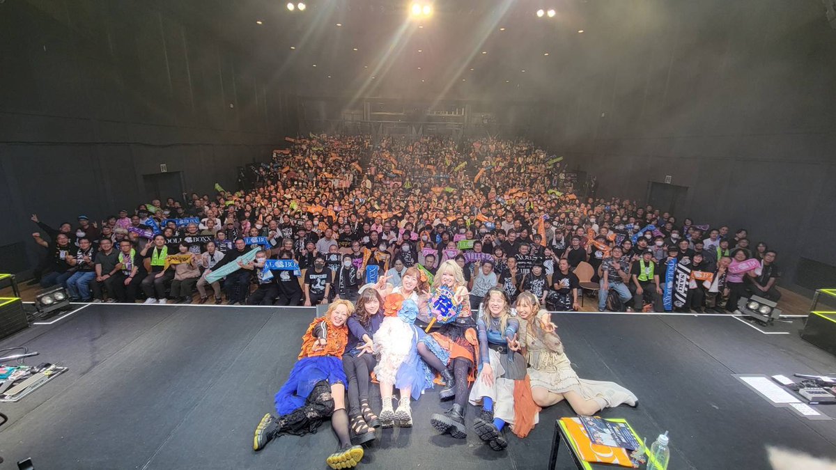 TOMO_ZO_GS's tweet photo. 改めまして、DOLL$BOXXワンマンありがとうございました!!!😆サプライズ演奏、みなさんからビックリ＆感動したという声を聞けて嬉しかったです🥲✨
リハーサルでフロアからドル箱のステージを見ることができたんですが👀🔥このメンバーと一緒にバンドができる幸せを改めて感じました!!!🥰
#DOLLSBOXX https://t.co/KOefabs0Pb