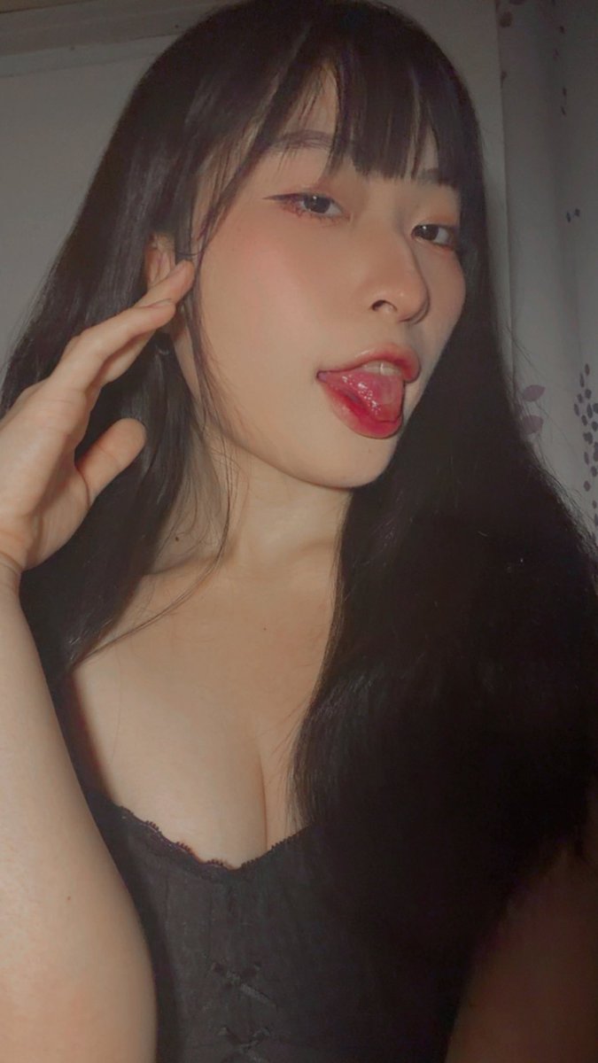 ji9874's tweet photo. 嘿～我這麼誘人的舌頭👅

確定不把你們的肉棒掏出來

讓我口交跟射給我吃嗎？

💫但是比起口交我更喜歡被肉棒操死

口交就會想要做愛下面

就會想要流白漿跟噴水

（Dc色群也發福利囉
要約會、口交認親歡迎密我Dc
置頂有連結🔗 https://t.co/aE46Eh0p9T