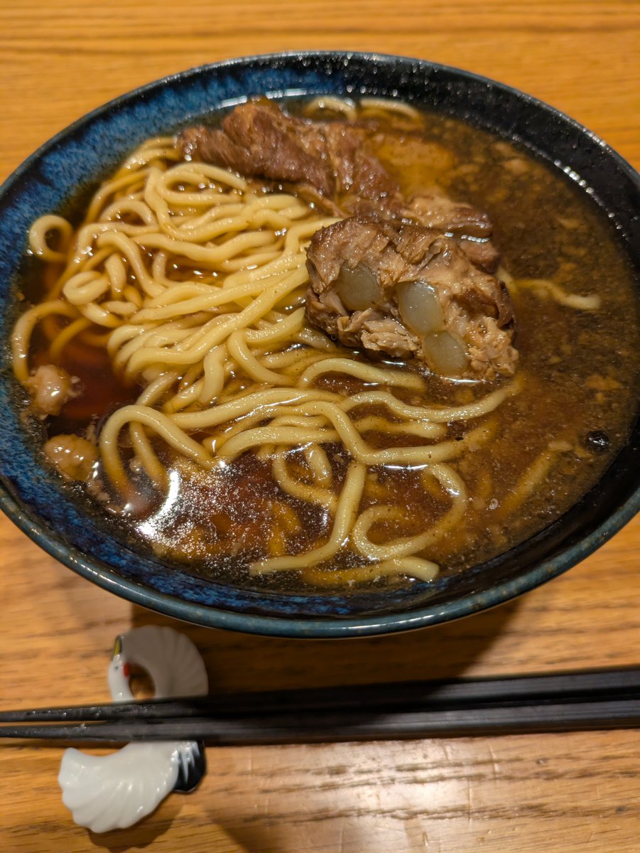 murakami_cti's tweet photo. 豚バラ軟骨煮の残り煮汁でらーめん。

「甘っ😩」

と鬼嫁あけみには不評。

しかし、次女は「美味しい、美味しい」と😆

黒胡椒粒を入れて煮込んだので、ほんの少しスパイシー。

見た目は悪いが、味は悪くないw https://t.co/C52M0R16S8