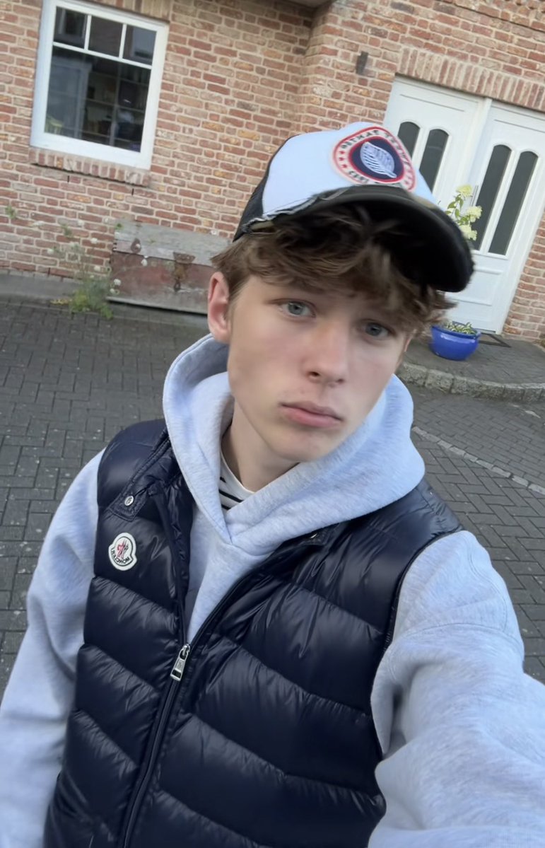 AdrianMaster333's tweet photo. Wer ist bereit mir finanziell zu dienen? Ich weiß, dass ihr einem 18 Jahre alten Master wie mir nicht widerstehen könnt! 💸

#cashmaster #master #cashmaster #alpha #moneydrain #blackmail #slave
#moneyslave #zahlsau #zahlsklave #findom #paypig #zahlschwein #payandgo https://t.co/6KsLVd8dpP