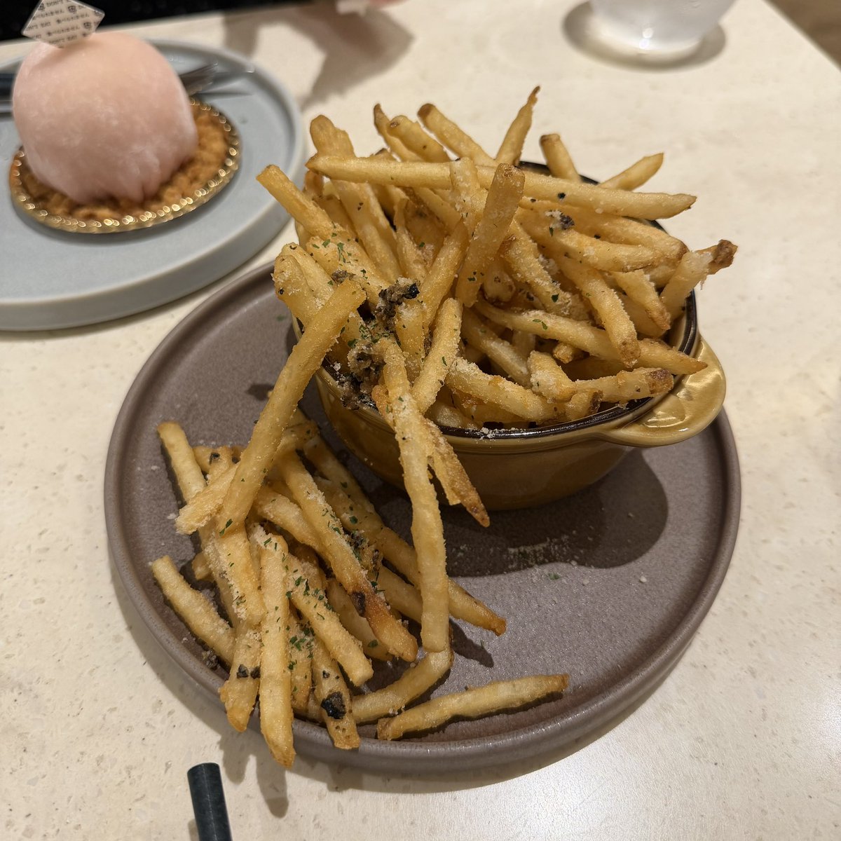 x4uvny's tweet photo. みんないってるけど、アニヴェルセルカフェのトリュフとかはほんとに神で🤩🤩 https://t.co/7COGcPxeGU