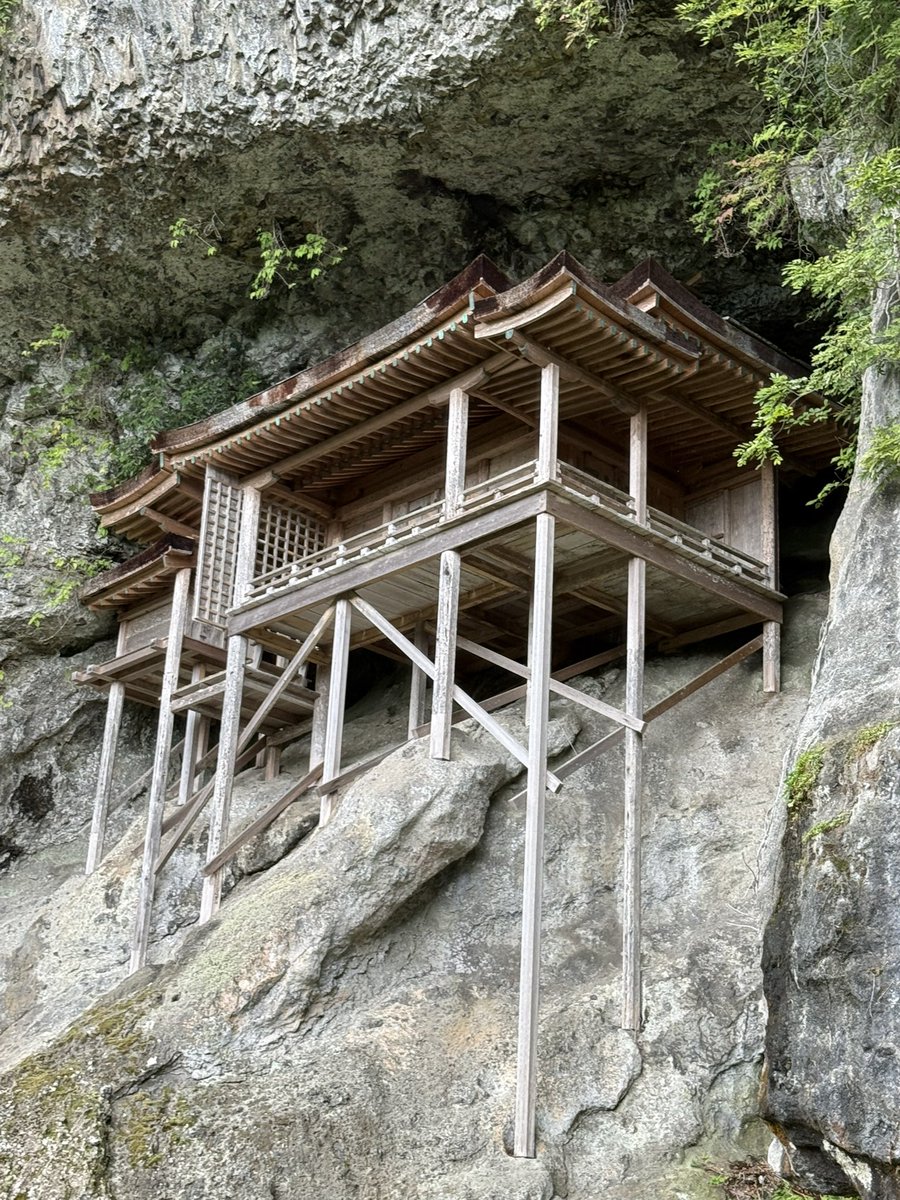 mathmatical_man's tweet photo. ずっと行きたくて三徳山登ってきたけど、マジで良かったので歳取る前にオススメ。
雨降った次の日でかなり滑ったから、絶対晴れてる日が良い！

あと草履で登ったけど、騙されたと思って草履で登って欲しい。草履でマジで良かった！

六根清浄！！ https://t.co/twJ7TUApWi