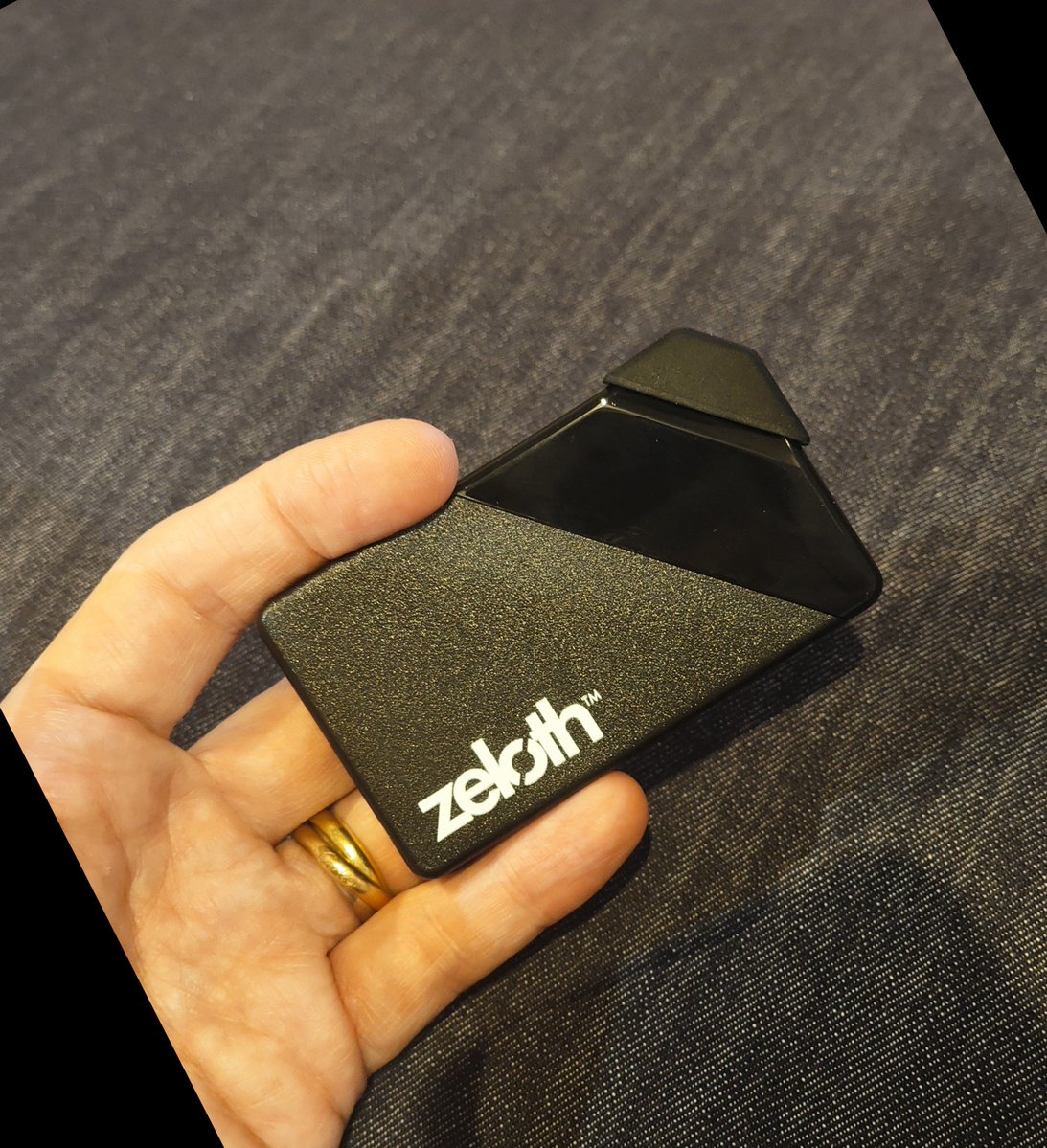 Shine038916's tweet photo. 煙が出ない電子タバコのzeloth（ @Zeloth_jp）届いた〜✨️
フレバーはクラシックラムネ味。

マジでミストが消えるのね（笑）
面白いわ〜
程よい清涼感もあって美味い🤤

バッテリー残量はLEDあったけど、リキッドも残量分かんない感じかな？

次はメンソール試してみよー🧊 https://t.co/XeqqSpPTgS