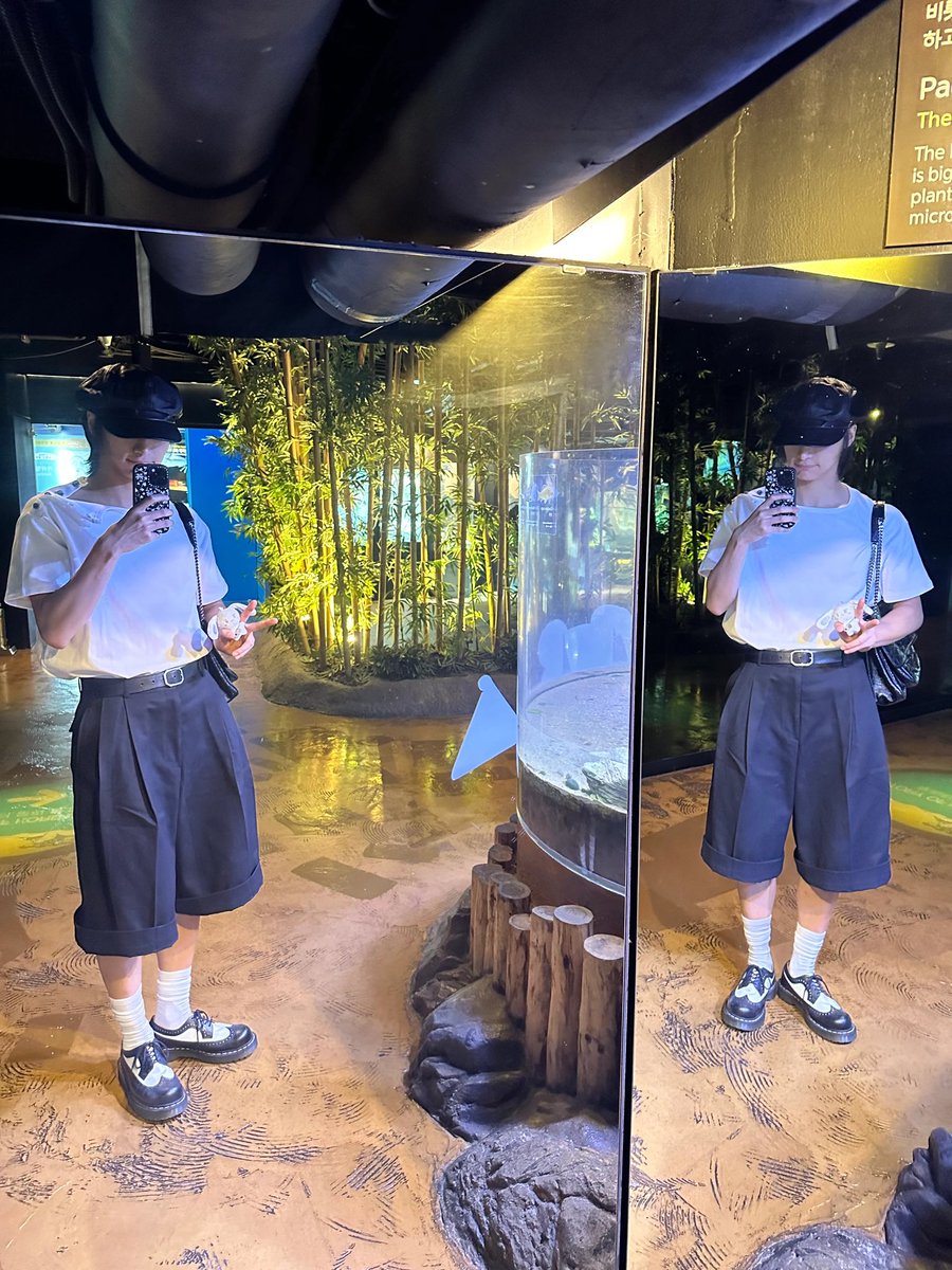 sengahw's tweet photo. 박떵화 모 동숲에 얼마나 진심이냐면 아쿠아리움이랑 콜라보 햇을때 실버니 데리고 혼자 가서 사진 와방방 찍고 오신 분임… 심지어 전신샷 벽에 핸드폰 두고 찍으신거…. https://t.co/VuRPJURAye