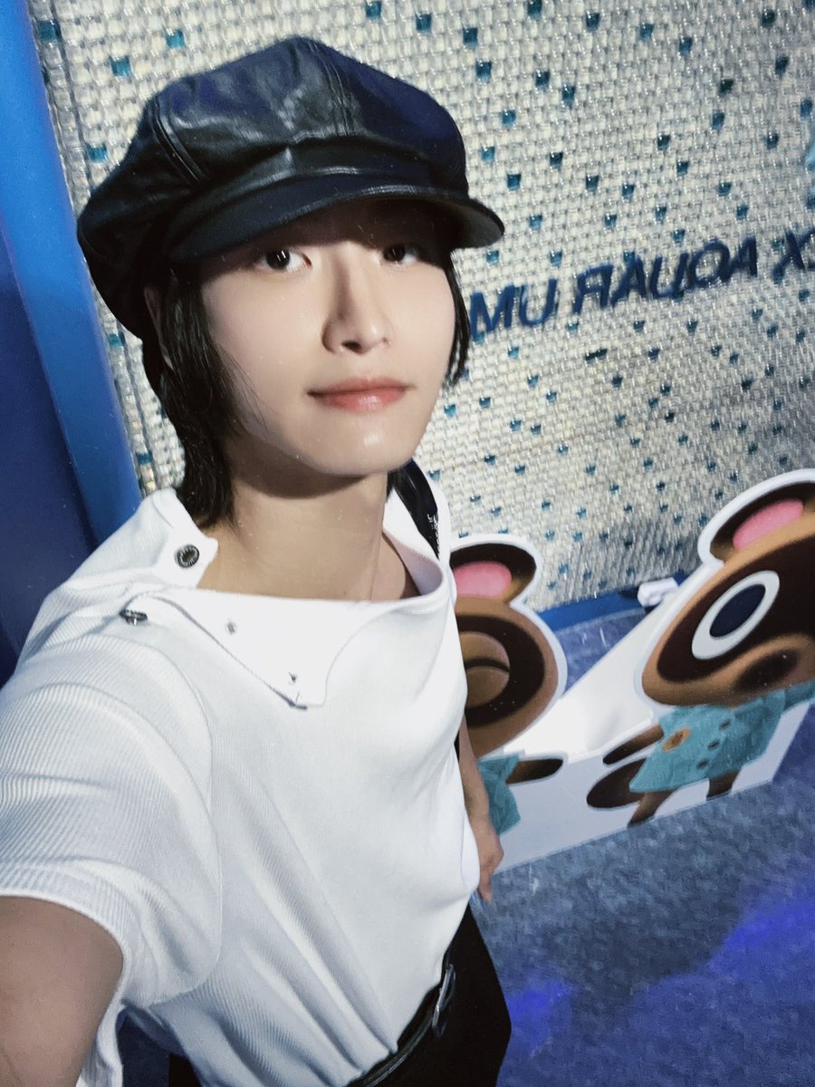 sengahw's tweet photo. 박떵화 모 동숲에 얼마나 진심이냐면 아쿠아리움이랑 콜라보 햇을때 실버니 데리고 혼자 가서 사진 와방방 찍고 오신 분임… 심지어 전신샷 벽에 핸드폰 두고 찍으신거…. https://t.co/VuRPJURAye