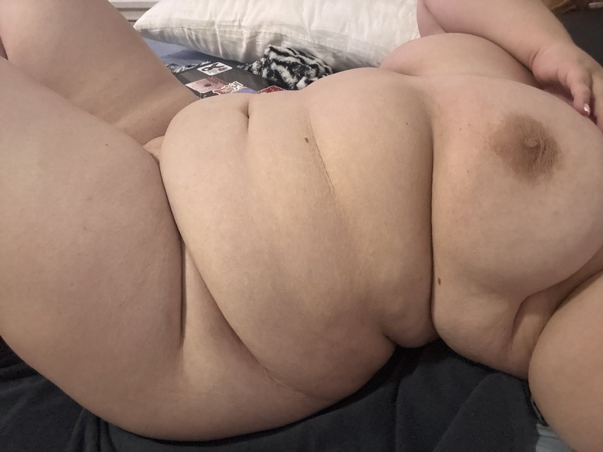 JordanLoveXO's tweet photo. It's cuddle with a chubby girl season 😌 https://t.co/psNV062Far
