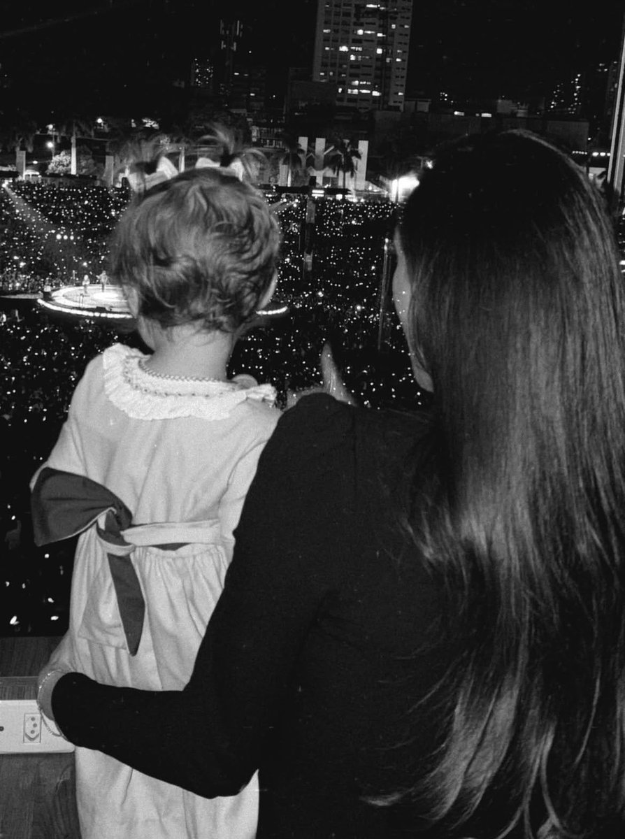 thislovls's tweet photo. ainda parece um sonho, mas ela se tornou esposa e deu uma filha a ele. hoje vemos o bem mais precioso do nosso menino em uma imagem: a família linda que construiu o prestigiando no lugar que ele ama estar. e meu coração transborda por vocês! ♥️ https://t.co/rO7xhaXFTu
