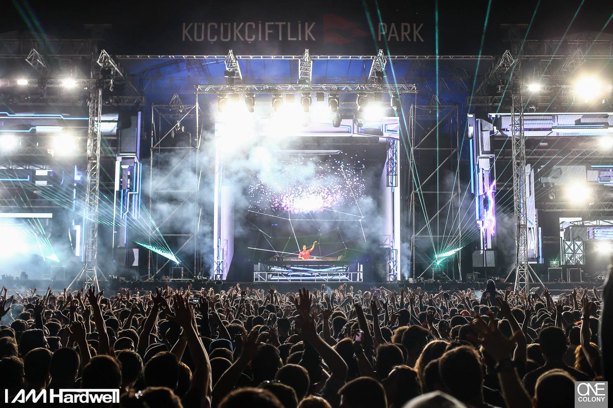 hardwellTR's tweet photo. Hardwell
Küçükçiftlik Park, Istanbul 
17.05.2014 https://t.co/epICPCqC5e