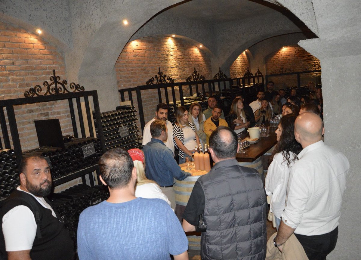 aygiad's tweet photo. Aygiad üyeleri Pamukkale Şarapçılık Tadım etkinliğinde bir araya geldi.Aygiad Organizasyon Komitesinin organize ettiği programda, üyemiz Melisa Tokat Şenkurt ev sahipliğinde,  üyelerimiz Pamukkale Şarapçılığın mahzen ve bağlarını ziyaret etti. https://t.co/hRHHWmhQug