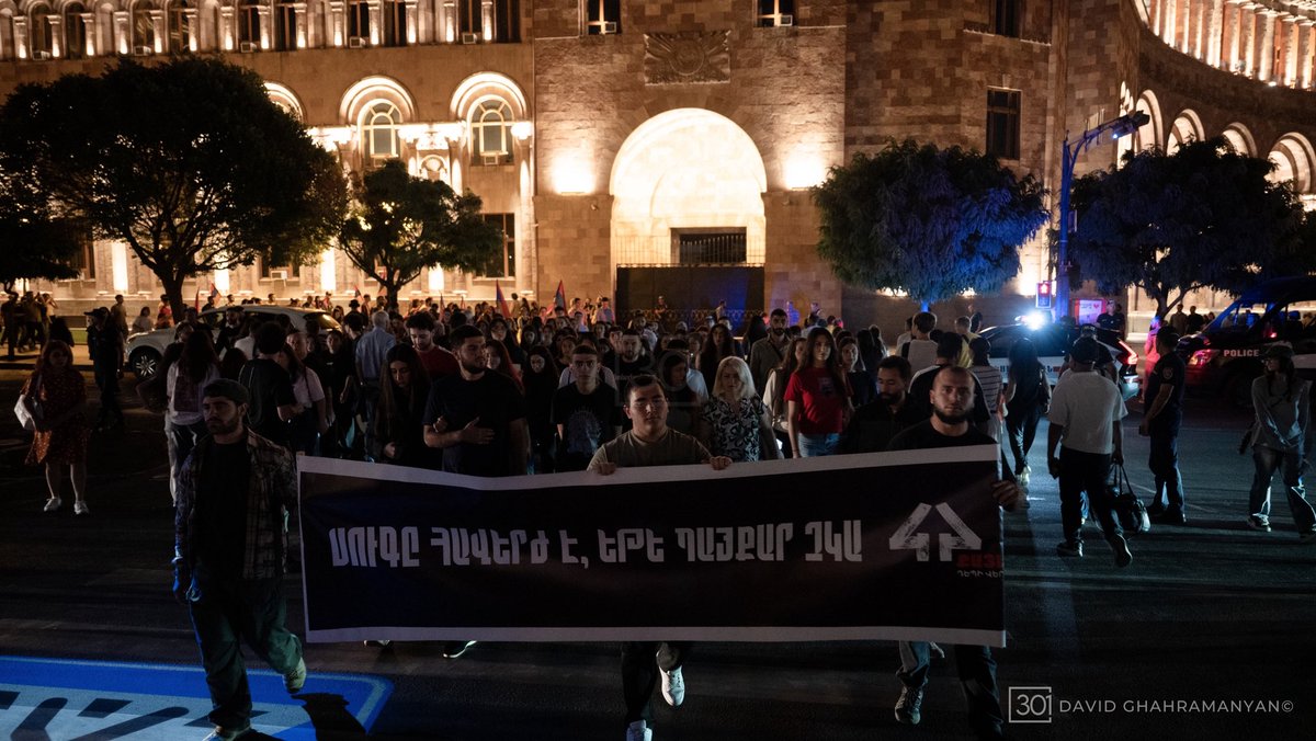 301arm's tweet photo. A commemorative march was held in Yerevan on September 27 to mark six years since the start of the 2020 Artsakh War and honor the memory of those who were killed.

The march began at 6:30 p.m. near the Garegin Nzhdeh monument and continued through the capital before concluding at Yerablur Military Pantheon.

Participants carried Armenian flags and commemorated the 44 days of war, paying tribute to the servicemen who fought and those who never returned home.

At Yerablur, participants were welcomed by Father Hovhannes Hovhannisyan, the former abbot of Dadivank, who now serves at Yerablur Military Pantheon and joined them in prayer for the fallen.

The march was organized by the “44 Steps Up” initiative, "Kharuyk" NGO and the Karin Traditional Song and Dance Ensemble, bringing those gathered together to honor the fallen and preserve their memory.