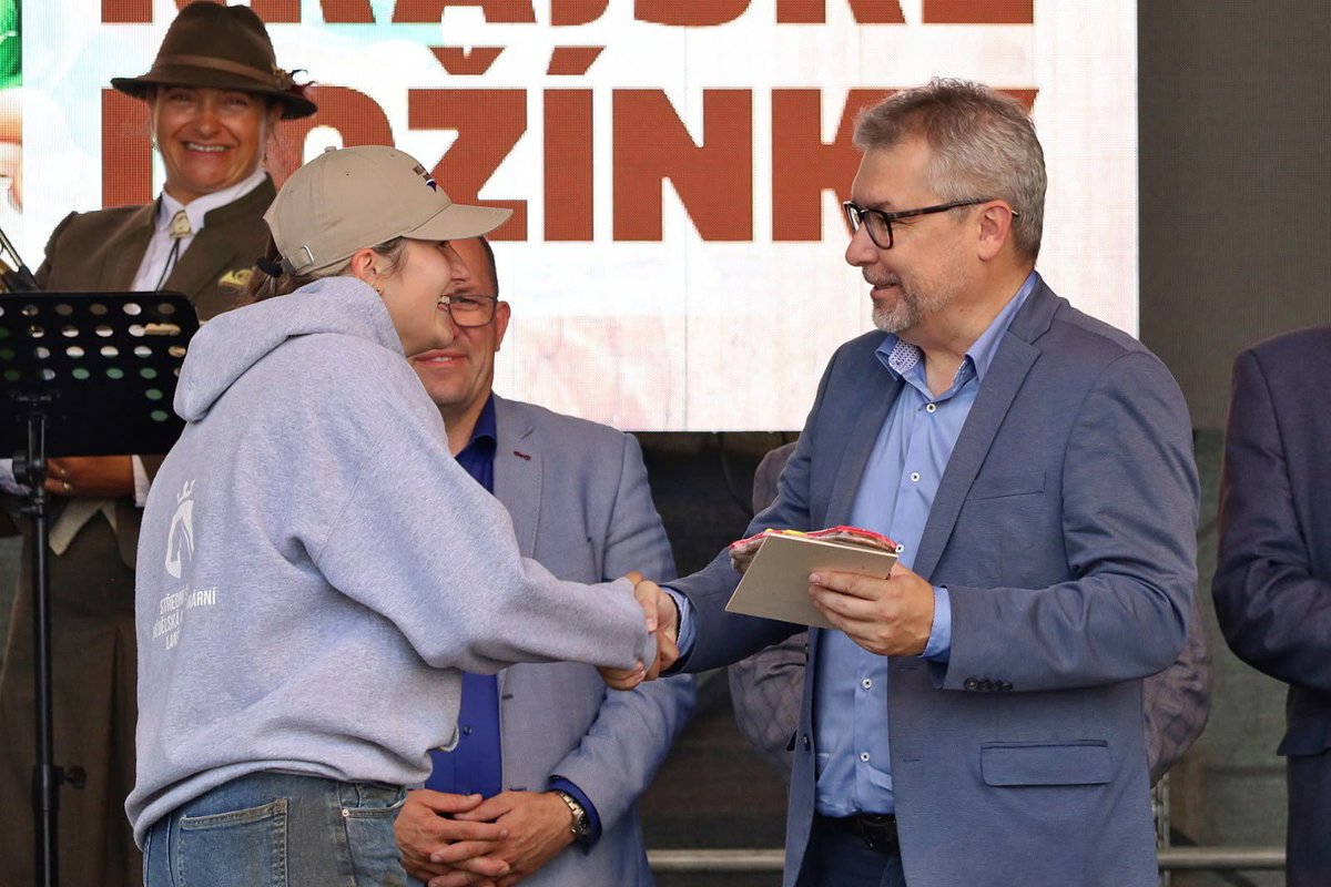 MartinSebestyan's tweet photo. Včera na Krajských dožínkách v Pardubicích. 🌾

Byla to oslava sklizně, regionálních potravin a především lidí, bez jejichž každodenní práce se neobejdeme.

Děkuji zemědělcům, potravinářům, chovatelům i organizátorům za skvělou atmosféru. https://t.co/ghIzsRBW1i