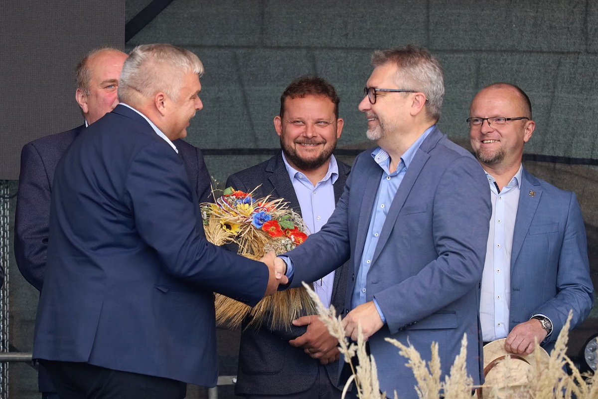 MartinSebestyan's tweet photo. Včera na Krajských dožínkách v Pardubicích. 🌾

Byla to oslava sklizně, regionálních potravin a především lidí, bez jejichž každodenní práce se neobejdeme.

Děkuji zemědělcům, potravinářům, chovatelům i organizátorům za skvělou atmosféru. https://t.co/ghIzsRBW1i