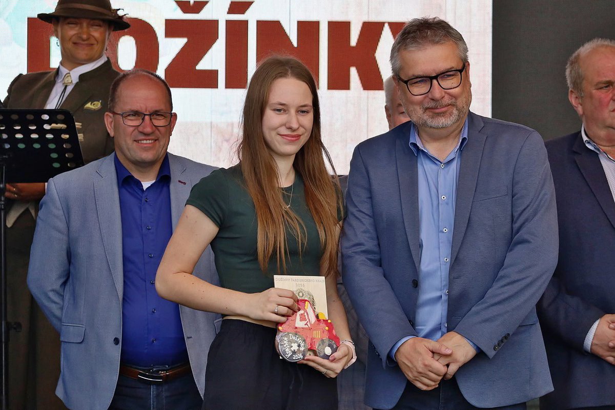 MartinSebestyan's tweet photo. Včera na Krajských dožínkách v Pardubicích. 🌾

Byla to oslava sklizně, regionálních potravin a především lidí, bez jejichž každodenní práce se neobejdeme.

Děkuji zemědělcům, potravinářům, chovatelům i organizátorům za skvělou atmosféru. https://t.co/ghIzsRBW1i