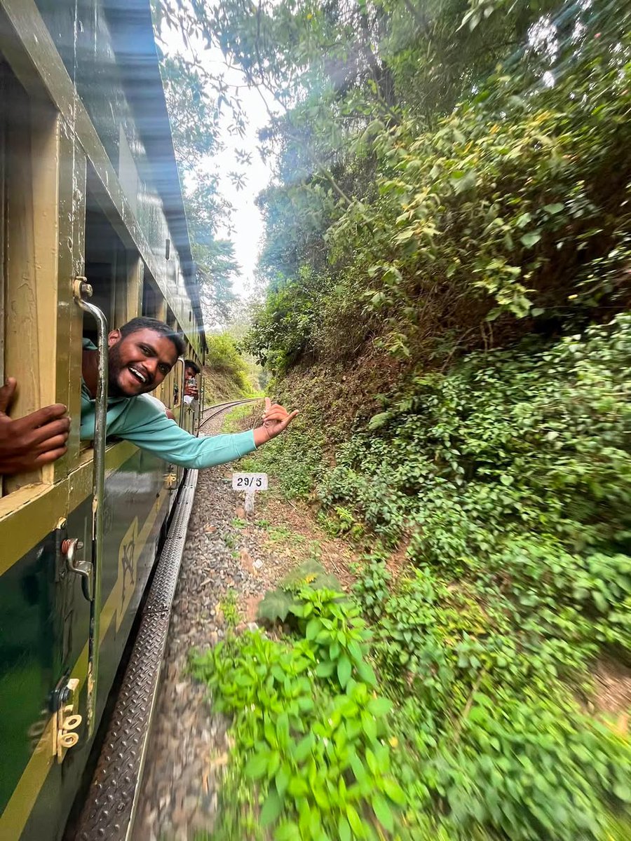 tnexplorer's tweet photo. ஊட்டிக்குப் போகிறவர்கள் Botanical Garden, ஏரி, தொட்டபெட்டா என்று ஒரு பட்டியலுடன் போகிறார்கள்.
அவ்வளவுதான் ஊட்டி இல்லை.

பல முறை போன பிறகு நான் கற்றுக்கொண்டது:
- காலை சீக்கிரம் நுழைந்தால் பயணமே மாறும்.
- டாய் ட்ரெயின் கிடைத்தால் போனஸ். மழை, நிலச்சரிவால் ரத்தாகலாம்; அதை நம்பி மட்டும் திட்டமிட வேண்டாம்.
- கோடையிலும் மாலை குளிர் அதிகம்.
- ஹோட்டலுக்கு reviews மட்டுமல்ல, பார்க்கிங்கும் வியூவும் முக்கியம்.

டீ எஸ்டேட் வழியே மெதுவான டிரைவ், மூடுபனி, ஒரு சின்னக் கடையில் சூடான டீ.
பல வருடங்கள் கழித்தும் நினைவில் நிற்பது இவைதான்.