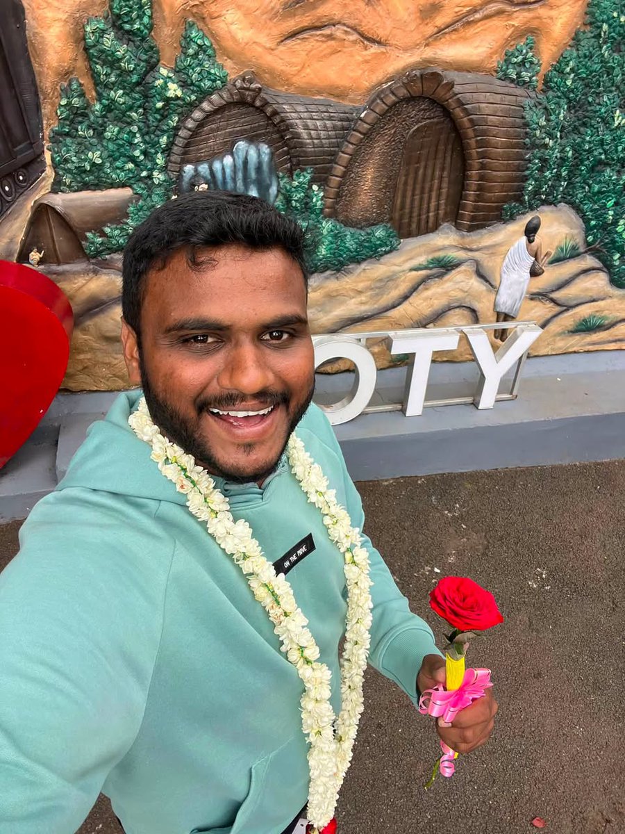 tnexplorer's tweet photo. ஊட்டிக்குப் போகிறவர்கள் Botanical Garden, ஏரி, தொட்டபெட்டா என்று ஒரு பட்டியலுடன் போகிறார்கள்.
அவ்வளவுதான் ஊட்டி இல்லை.

பல முறை போன பிறகு நான் கற்றுக்கொண்டது:
- காலை சீக்கிரம் நுழைந்தால் பயணமே மாறும்.
- டாய் ட்ரெயின் கிடைத்தால் போனஸ். மழை, நிலச்சரிவால் ரத்தாகலாம்; அதை நம்பி மட்டும் திட்டமிட வேண்டாம்.
- கோடையிலும் மாலை குளிர் அதிகம்.
- ஹோட்டலுக்கு reviews மட்டுமல்ல, பார்க்கிங்கும் வியூவும் முக்கியம்.

டீ எஸ்டேட் வழியே மெதுவான டிரைவ், மூடுபனி, ஒரு சின்னக் கடையில் சூடான டீ.
பல வருடங்கள் கழித்தும் நினைவில் நிற்பது இவைதான்.