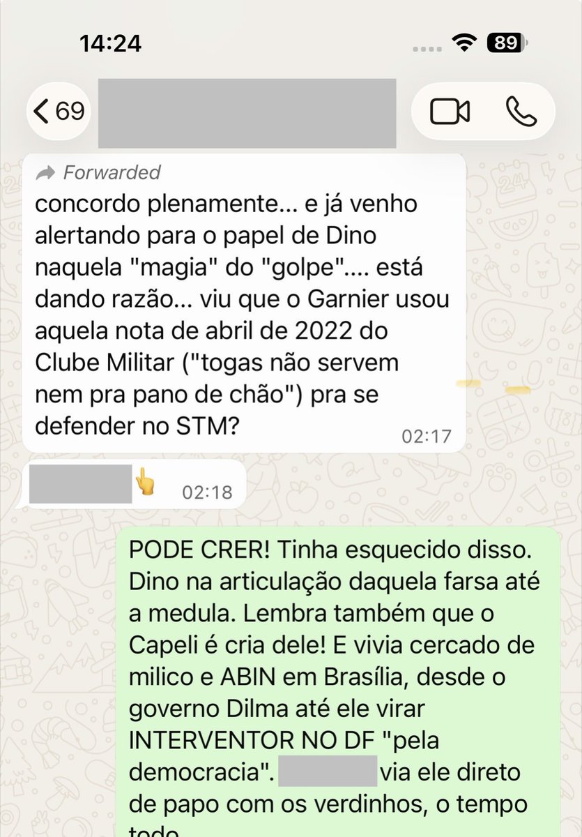 romulusmaya's tweet photo. STF: A GRANDE DIFERENÇA ENTRE AS ALAS – E O IMPACTO NAS/ DAS ELEIÇÕES
No print, mensagem recebida pelo Zap.
Ao que respondo:
"PODE CRER! Tinha esquecido disso. Dino na articulação daquela farsa até a medula. Lembra também que o Capeli é cria dele. E vivia cercado de milico e ABIN (tb milicos) em Brasília, desde o governo Dilma até ele virar INTERVENTOR NO DF "pela democracia". [_____] via ele direto de papo com os verdinhos, o tempo todo.
Essa é a questão mais difícil com relação ao STF. Um Kassio ConKá é ("dizem más línguas") um ladrão, como todos ali, mas é um juiz "do Centrão". Vendendo ("dizem as mesmas línguas más) sentença. Não tem ambição (nem capacidade pra desenvolver uma rs) de controlar a política e a República.
Quem tem? O trio: Gilmar, Xandão e Dino.
E é por isso que a eleição e as 4 indicações são questão de vida ou morte pra eles. Vide as decisões fraudando na marra juiz natural e tudo: Xandão com o Inquérito das Fake News a vida toda, mas em especial metendo o Mendonça nele; Gilmar com o reajuste do Bolsa-Família; e a última: Dino com a fake news de Nossa Senhora Aparecida.
Eles querem ser meros ministros do STF, vendendo ou não sentença (por centena de milhão). Querem ser um mini Deep State. E só preservam esse projeto e essa ambição controlando as próximas indicações.
O Mendonça até pode ter ambição de ser mais quw um ministro, corrupto ou não, do STF. Mas, como vimos no dia 15/set, não tem O MENOR estofo pra ser um grande articulador das sombras, seguro na cara de pau, com coragem pra bater de frente e fazer cara de paisagem com os editoriais dos Três Jornalões pedindo renúncia já, pesquisas de opinião dando 0% de aprovação, matéria no JN de 15min detonando, etc.
Quem tem esse perfil? E capacidade de articulação? Inclusive com os militares?
(como visto no pós 8 de janeiro?)
A trinca.
*
No caso de vitória de Lula, é certo que essas 4 indicações + PGR, STJ, etc. serão dadas à trinca, como pagamento pelo que ora entregam.
E Flávio? Incógnita total. Certamente viu, com a experiência Kassio ConKá que indicar  "juiz do Centrão" é a mesma coisa que nada quando a coisa aperta. Ainda mais pela exploração do rabo preso. Mendonça foi tratorado pela trinca. No pior cenário, ele indicaria 4 nomes com o mesmo perfil, capacidade e ambições da trinca, mas de sinal trocado. É certamente isso que espera a sua militância: revanche. Olho por olho, dente por dente.
*
Ou seja: ganhe quem ganhe o STF continuará sendo o epicentro da erosão da governabilidade e das APARÊNCIAS mínimas de Estado de Direito e democracia legitimada pelo voto popular. Com desinteresse cada vez maior das massas pela falsa "escolha" sobre quem "decide" as grandes escolhas do país de 4 em 4 anos. A "apatia" do "eleitor" (?), de que todos os analistas ora tanto falam, nesse cenário, é daqui pra pior.
*
A nós, reduzidos mais do que nunca a meros espectadores dessas articulações sob a superfície visível, só resta monitorar. E tomar nota dos desdobramentos. 👀"
*
E VOCÊ? 🫵
O que acha desse quadro?
E do futuro próximo em Brasília?