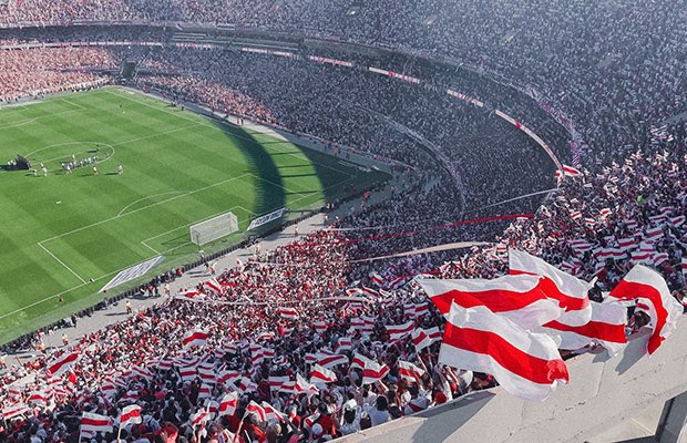 MedioRiver's tweet photo. ¡Feliz día del hincha de River! 🤍❤️🤍 https://t.co/x7fUjUg0Tv