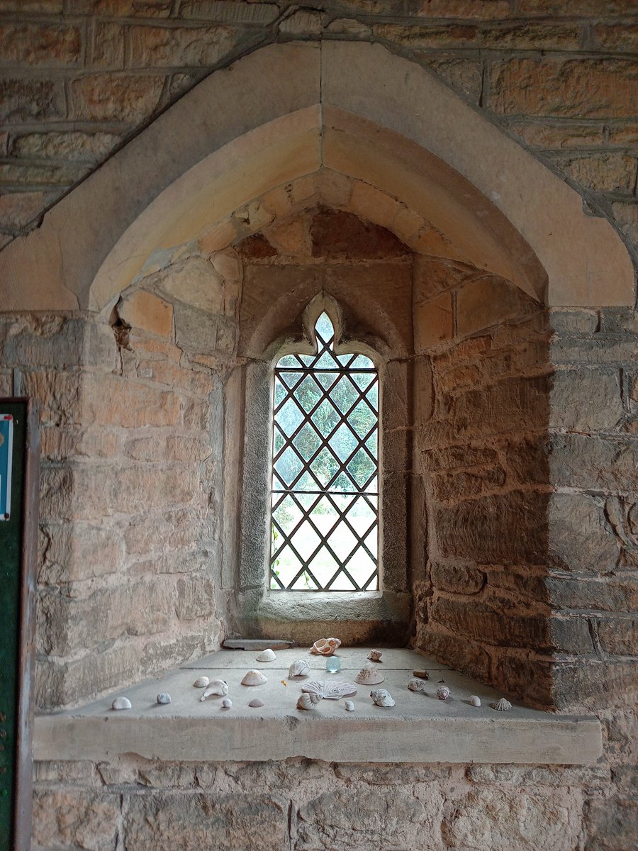 phil0073's tweet photo. In the northern porch of #StMarysRingstead for #TinyWindowTuesday & #WindowsOnWednesday. #Northamptonshire.#PhilOnaBike #StoneworkSunday #seashells https://t.co/hj1pmz8dVg