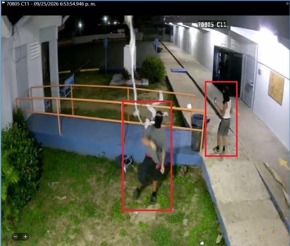 LeninPR's tweet photo. AHORA: Cámaras de seguridad captan individuos dentro de una de las escuelas de Cataño donde hubo votación ayer, entrando ilegalmente el sábado en la noche.

Ese centro de votación lo ganó el Secretario del DACO, que venció en la Elección Especial. Esa escuela la ganó él.

¿Se tratará de un escalamiento más o algo distinto? 🤔