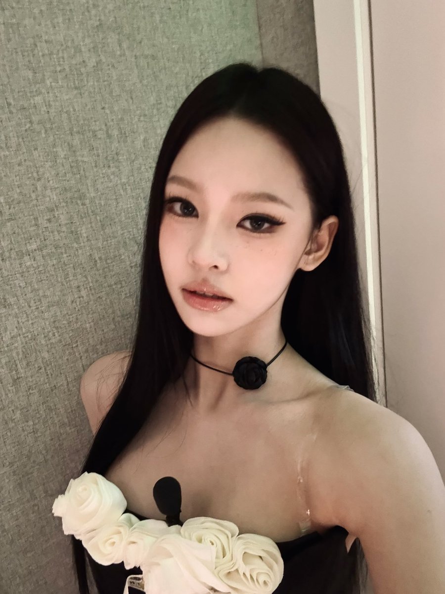 chenyuzhui's tweet photo. Black &amp; white roses vibe for today’s styling 🖤✨ Senang sekali rasanya bisa membagikan momen ini kepada kalian. Lewat foto ini, aku ingin menunjukkan sisi diriku yang lebih dewasa dan elegan, kontras dengan perpaduan gaun mawar putih dan choker mawar hitam favoritku. https://t.co/6oYNcun8M5