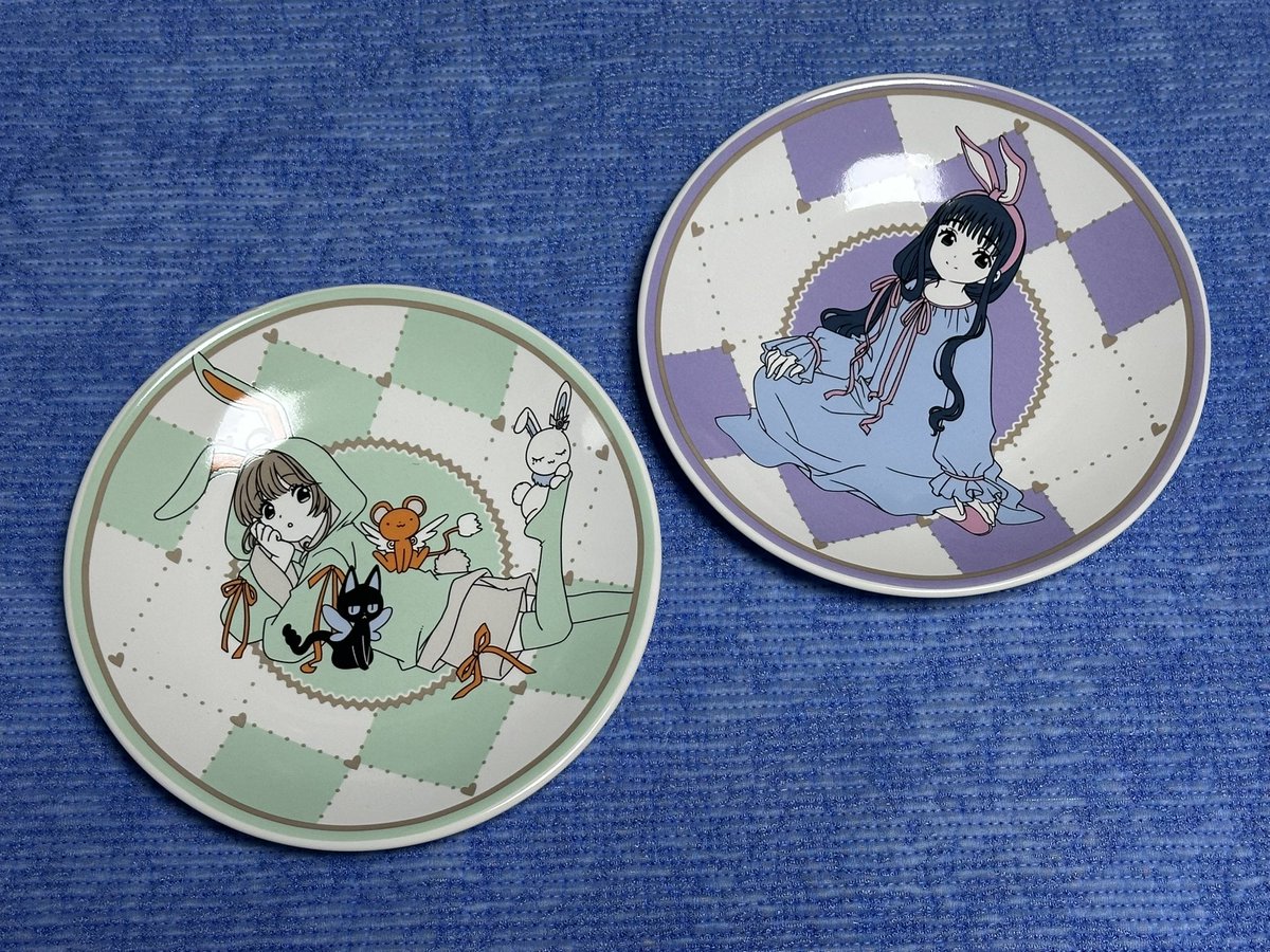 sphienoa's tweet photo. CLAMP FANS SHOP으로부터
사쿠라,토모요의 머그컵&amp;접시

쌓을 수 있는 타입이라 컵 높이가 낮음
사쿠라와 토모요의 일러스트가 귀엽고
패턴의 컬러감도 상당히 맘에 듬

사진에는 컵받침처럼 찍어놨지만
컵받침 용도는 아님

생각보다 꽤 맘에 든다

#カードキャプターさくら
#카드캡터���리 https://t.co/cnMffz4MTi