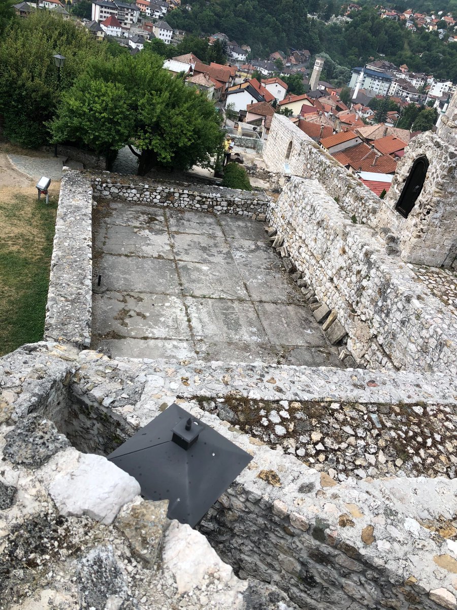 mufidyuksel's tweet photo. İslâmi Kesimde artık çok fazla Zengin İşadamı/Finansör/Sanayici var. Bundan böyle, biraz hayır-hasenâtta bulunsunlar. Sadece TİKA ve Vakıflar Genel Müdürlüğü değil, Türkiye'deki bazı Rumeli Dernek ve Vakıfları öncülük etsin bu zenginlerden para toplanıp Rumeli'deki Osmanlı-İslâm eserleri ayağa kaldırılsın İhyâ edilsin.

Kuzey Makedonya'da Tabanovce'deki Bu Cami-i Şerifin Yanı Sıra:

Doğu Bosna Foça'daki Mehmed Paşa Kukavic Camii

Bosna-Hersek Travnik Kalesindeki, Minaresi halen ayakta olan Sultan II. Bayezid/Hünkâr Camii

Arnavutluk, İşkodra Kalesindeki Fatih Sultan Mehmed Camii

Arnavutluk, Borsh Kalesindeki Hacı Bendo Camii

Kosova Prizren Kalesindeki Cami

Gibi eserler ayağa kaldırılsın.