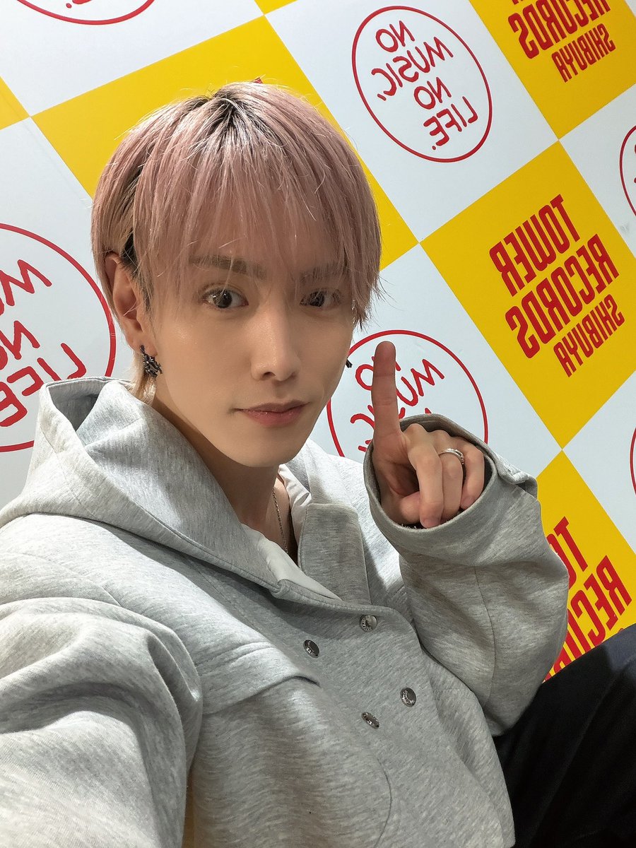RYOTA_CCC_K's tweet photo. 毎週渋谷計画-１🗼☝🏾
ありがとーございやした⚠️🖖🏾
やっと１回目迎えることできた👏🏾
これからあと6週間連続で月曜19時に渋谷のタワレコにおるからみんな待ってんねー🥳
憂鬱な月曜もみんな仕事お疲れ様🫳🏾
来てくれたみんなありがと😘
9月のLIVEもみんなありがとー🍁

次は10月2日、革命前夜🌝 https://t.co/NjAriSUhSq
