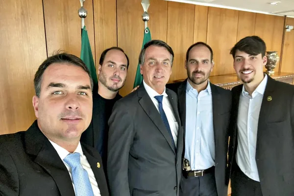 BlogdoNoblat's tweet photo. Financial Times traça comparativo entre famílias de Bolsonaro e de Trump. “Conheça os Bolsonaro: um clã tão radical quanto disfuncional. Oscilando entre o conservadorismo e o caos, eles praticam um estilo paranoico de política. Assim como a família Trump, eles incorporam o zeitgeist político dos anos 2020: o superficial e o sinistro, a fusão entre celebridade, rede social e a busca pelo poder”, sintetiza o texto.