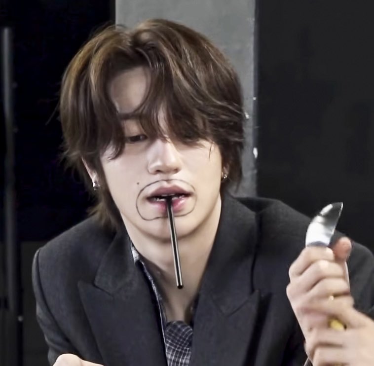 ROMYZIP's tweet photo. 每次看完keyvitup的视频肚子都笑的好痛🤣
用photoshop帮这个大叔剃了胡子之后变成了昭和感的大帅哥..
Jaein好聪明！很轻松就猜对了食材

#재인 #JAEIN #KEYVITUP #키빗업 https://t.co/PIq0boSTHS