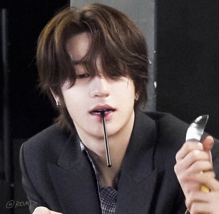 ROMYZIP's tweet photo. 每次看完keyvitup的视频肚子都笑的好痛🤣
用photoshop帮这个大叔剃了胡子之后变成了昭和感的大帅哥..
Jaein好聪明！很轻松就猜对了食材

#재인 #JAEIN #KEYVITUP #키빗업 https://t.co/PIq0boSTHS