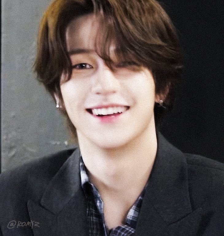 ROMYZIP's tweet photo. 每次看完keyvitup的视频肚子都笑的好痛🤣
用photoshop帮这个大叔剃了胡子之后变成了昭和感的大帅哥..
Jaein好聪明！很轻松就猜对了食材

#재인 #JAEIN #KEYVITUP #키빗업 https://t.co/PIq0boSTHS