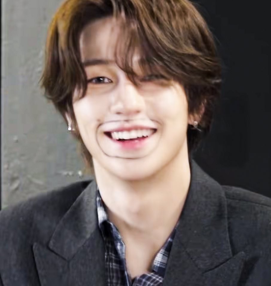 ROMYZIP's tweet photo. 每次看完keyvitup的视频肚子都笑的好痛🤣
用photoshop帮这个大叔剃了胡子之后变成了昭和感的大帅哥..
Jaein好聪明！很轻松就猜对了食材

#재인 #JAEIN #KEYVITUP #키빗업 https://t.co/PIq0boSTHS