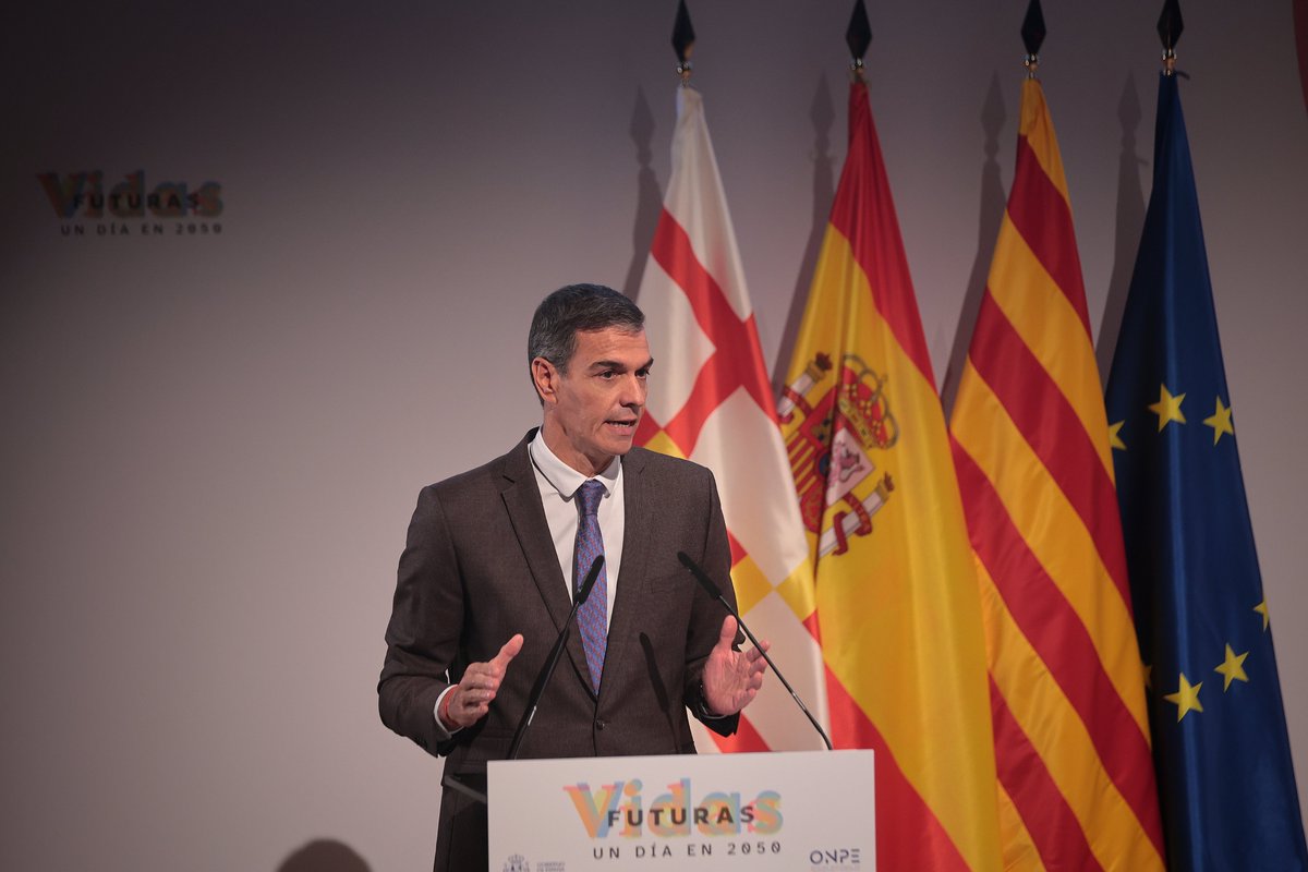 sanchezcastejon's tweet photo. El Informe 'Vidas Futuras', que hoy presentamos, busca abrir posibilidades y anticiparnos a nuevas formas de vivir, de trabajar, de movernos, de cuidarnos y de compartir nuestras ciudades.

Para que los cambios que vienen se traduzcan en más oportunidades y más libertad. 

Construyamos un país en el que el futuro no cierre opciones de vivir. Las amplíe.
https://t.co/hpy9f8wd46