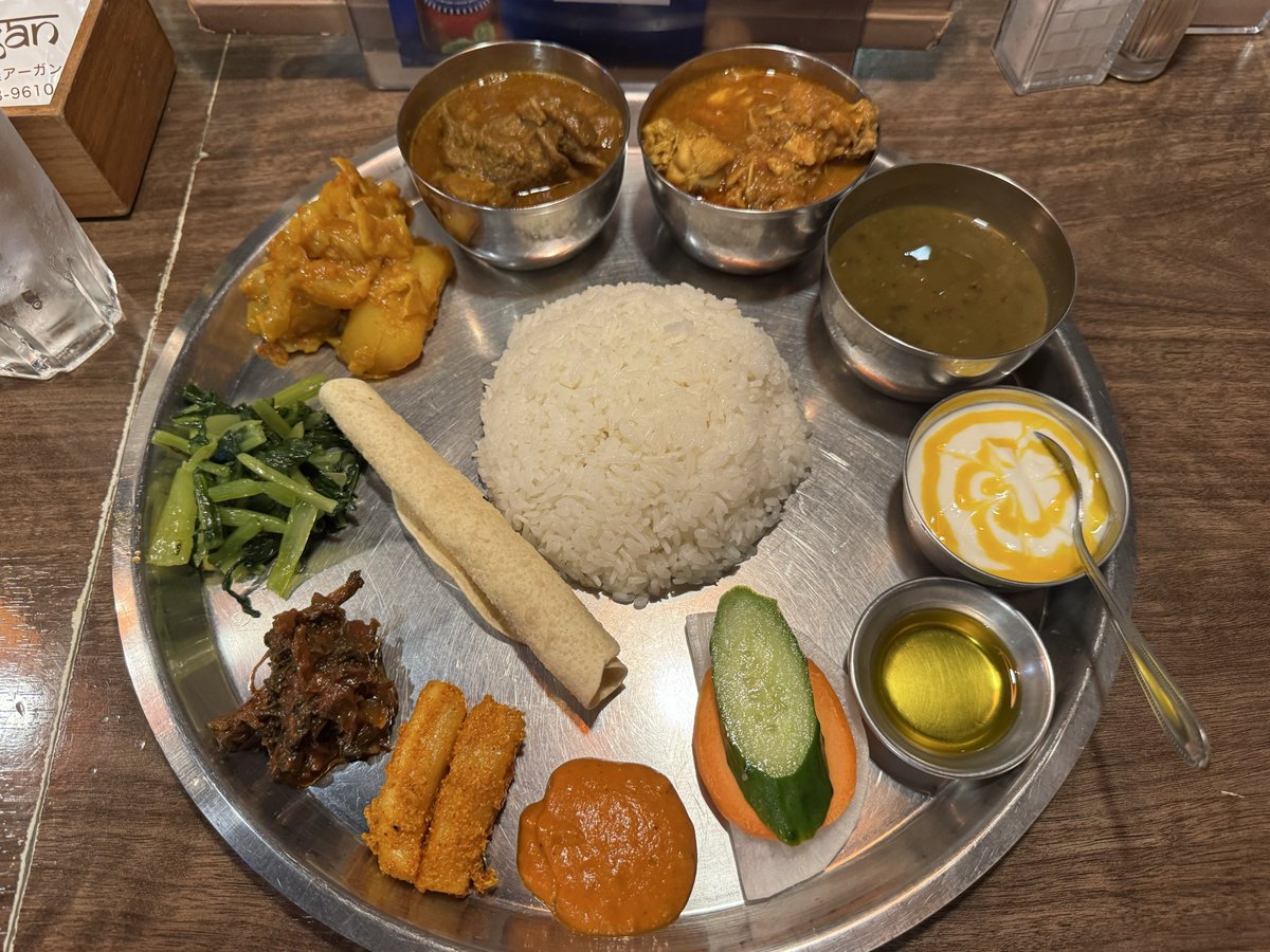 mkmkkmkm1111's tweet photo. 新大久保　ネパール民族料理アーガン
アーガンスペシャルタカリセット
ダルとライス、カレーは一回おかわり可能でコスパ良（ライスのおかわりは死ぬほど持ってきてくれます、写真の2倍くらい）
カレーもダルも美味、そしてこのGundrukっていうネパールの乾燥発酵野菜の漬物がバカうま
これは何ですかね https://t.co/K0IzGeJ61Z