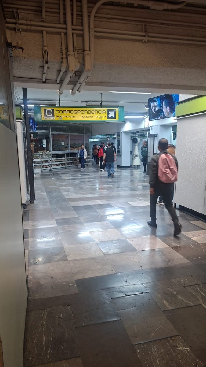 MetroCDMX's tweet photo. #MetroAlMomento: En las Líneas 1, 2, 4, 5, 6, 7, 8, 9, 12 y B se registra afluencia moderada y circulación constante de trenes desde las terminales. Recuerda que la información puede cambiar por eventualidades en la operación.

Las Líneas 3 y A presentan afluencia alta; se envían unidades vacías a las estaciones de mayor demanda.

Se mantiene la maniobra de dosificación de personas usuarias en estaciones y terminales principales.

 Anticipa tu viaje. #MovilidadCDMX