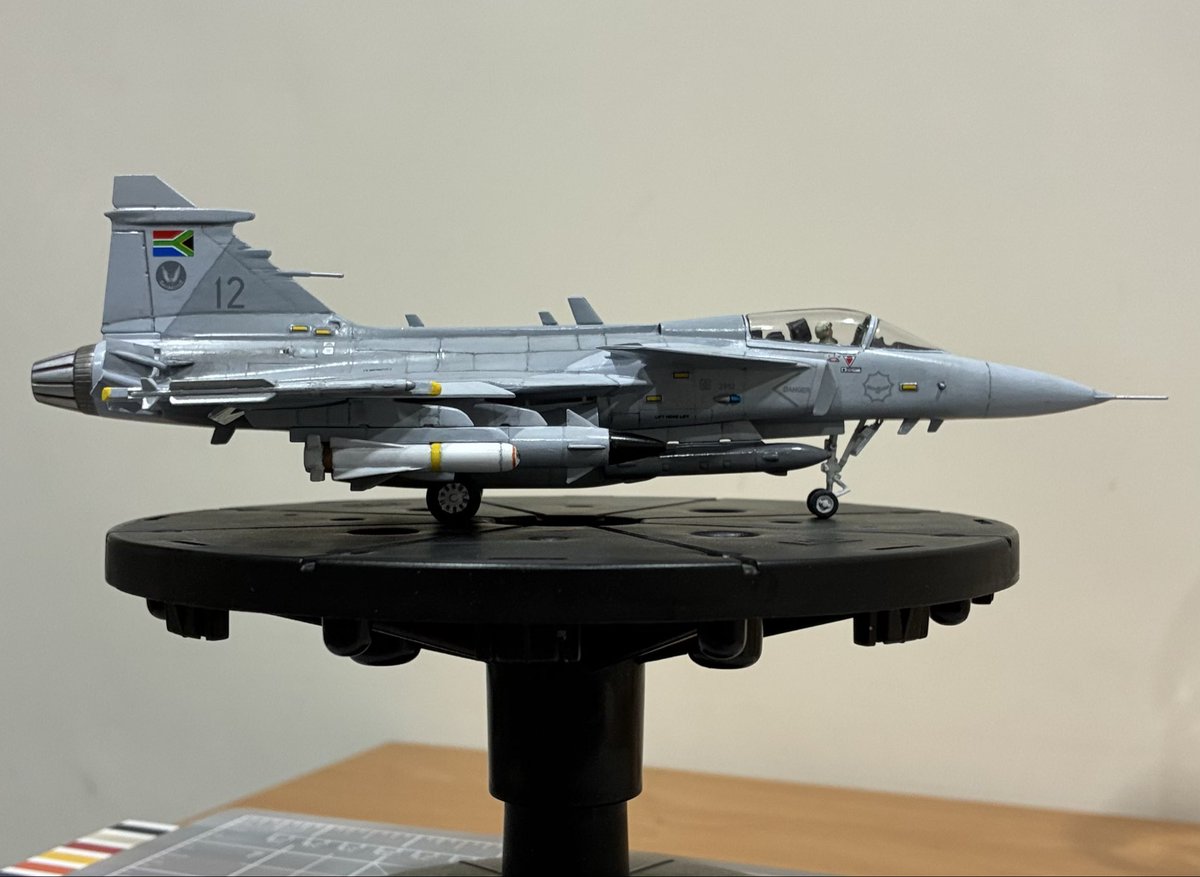 ChangYogen's tweet photo. Italeri 1/72 Jas-39 South African Air Force. Completed building. Painted by brush. https://t.co/fhNxNgSRez