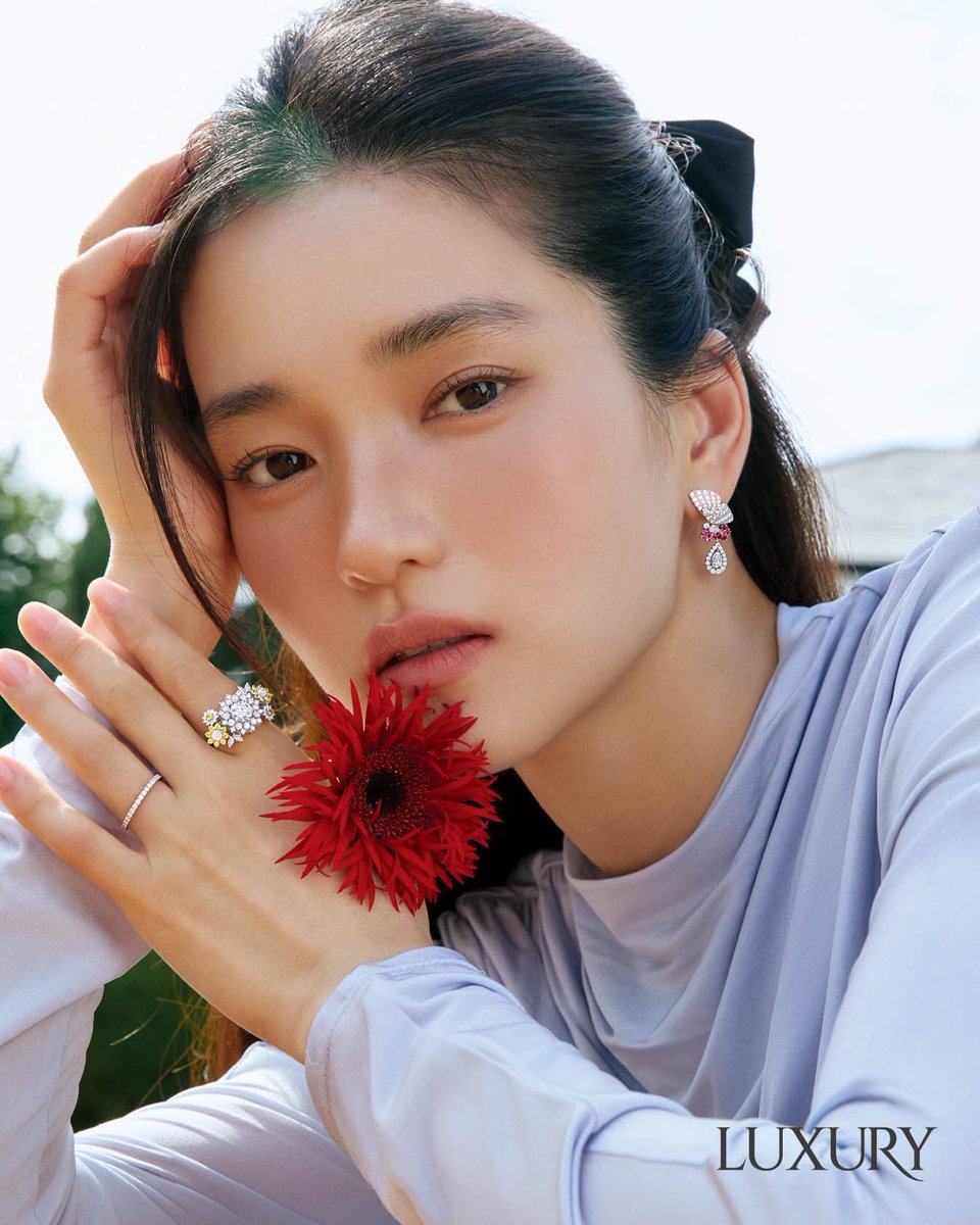 taeri_yeosin's tweet photo. Kim Taeri X Golden Dew X Luxury 
Oct issue https://t.co/yXqOFUzq53