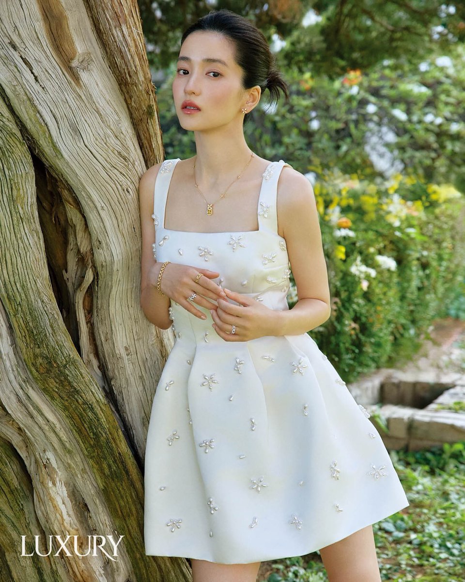 taeri_yeosin's tweet photo. Kim Taeri X Golden Dew X Luxury 
Oct issue https://t.co/yXqOFUzq53