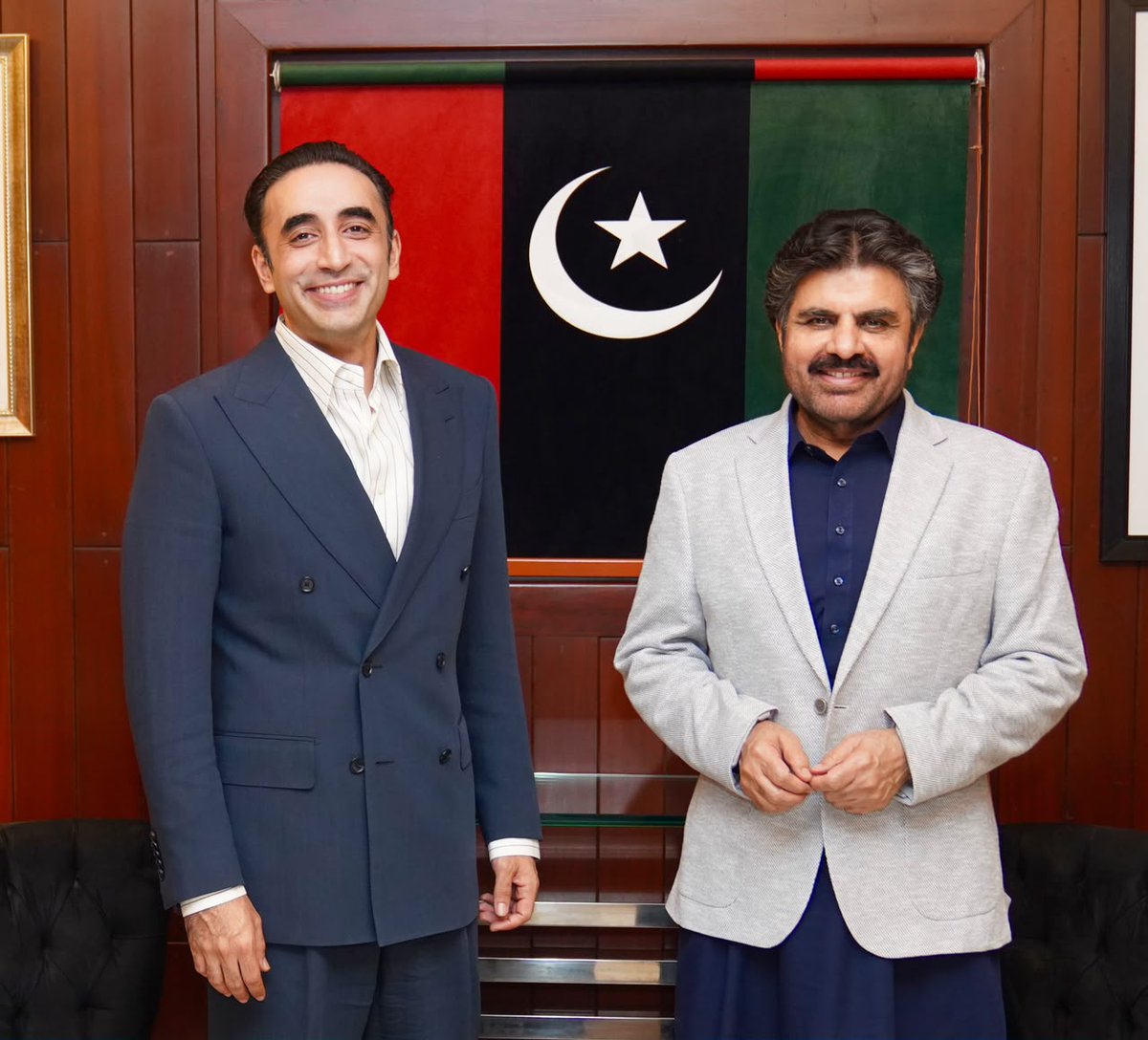 MediaCellPPP's tweet photo. کراچی: پاکستان پیپلزپارٹی کے چیئرمین بلاول بھٹو زرداری سے سندھ میں محکمہ بلدیات کے وزیر سید ناصر حسین شاہ نے بلاول ہاؤس میں ملاقات کی اور اپنے محکمے کی کارکردگی سے متعلق آگاہ کیا۔
@BBhuttoZardari 
@SyedNasirHShah https://t.co/kWp7QxvZS8