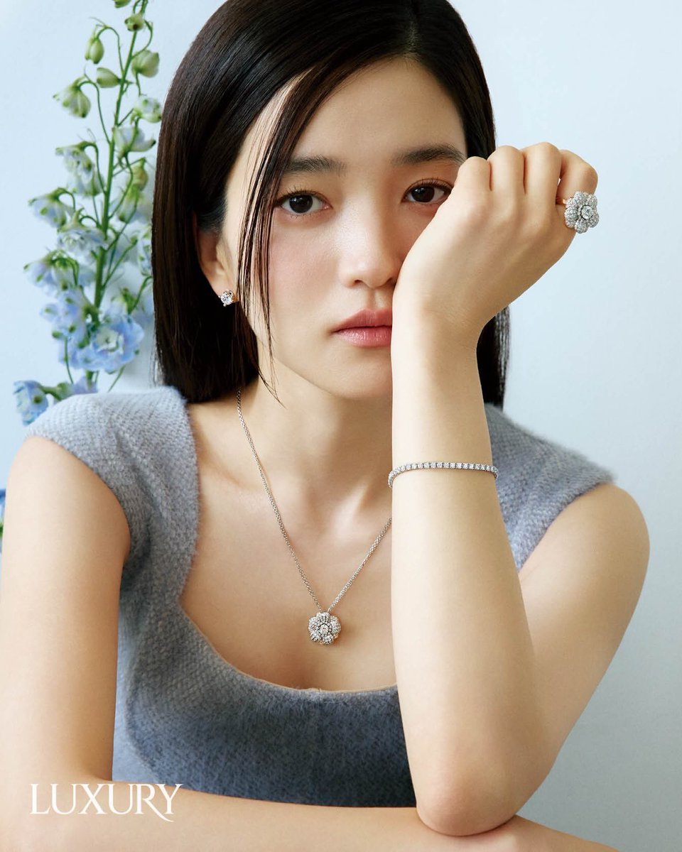taeri_yeosin's tweet photo. Kim Taeri X Golden Dew X Luxury 
Oct issue https://t.co/yXqOFUzq53