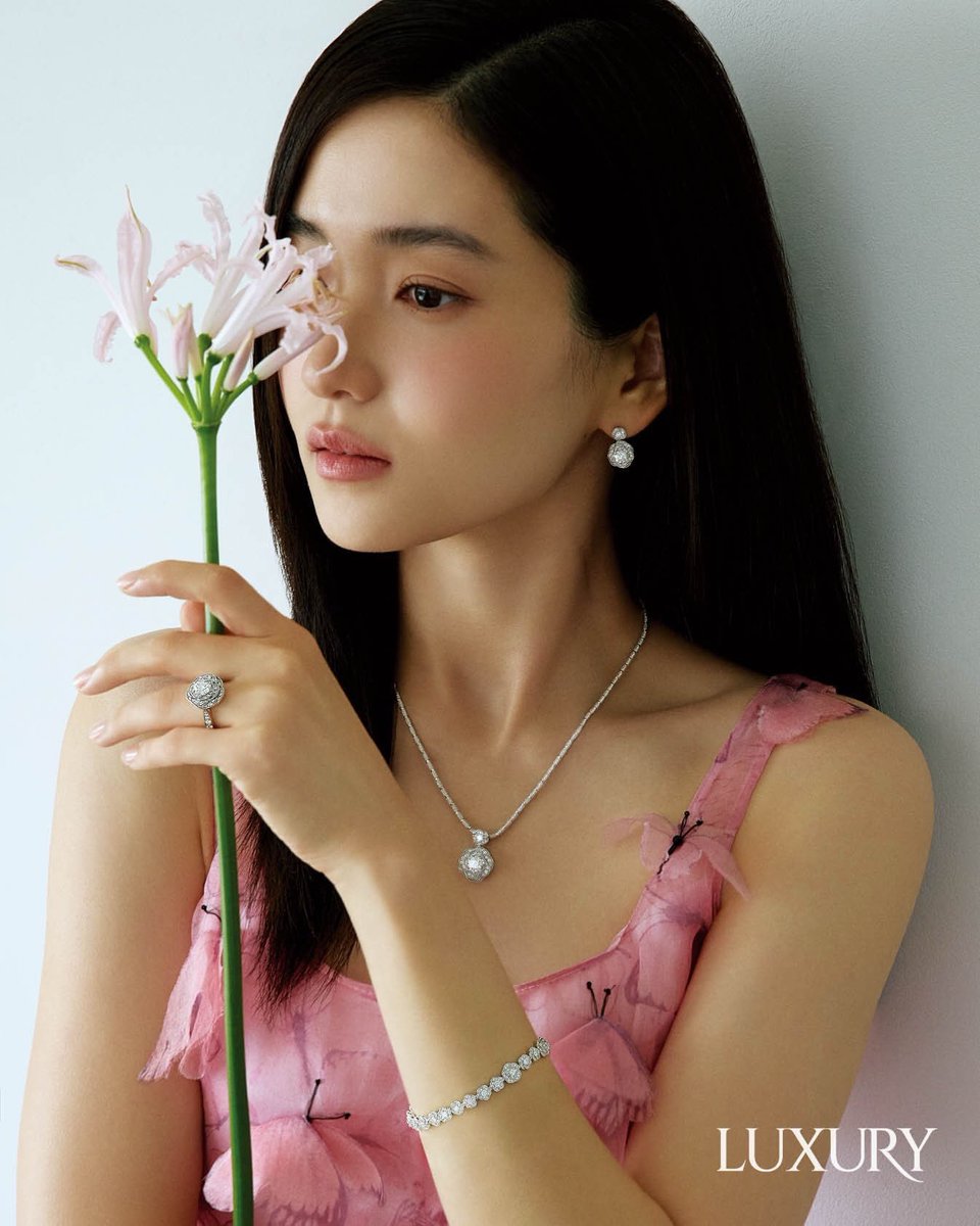taeri_yeosin's tweet photo. Kim Taeri X Golden Dew X Luxury 
Oct issue https://t.co/yXqOFUzq53