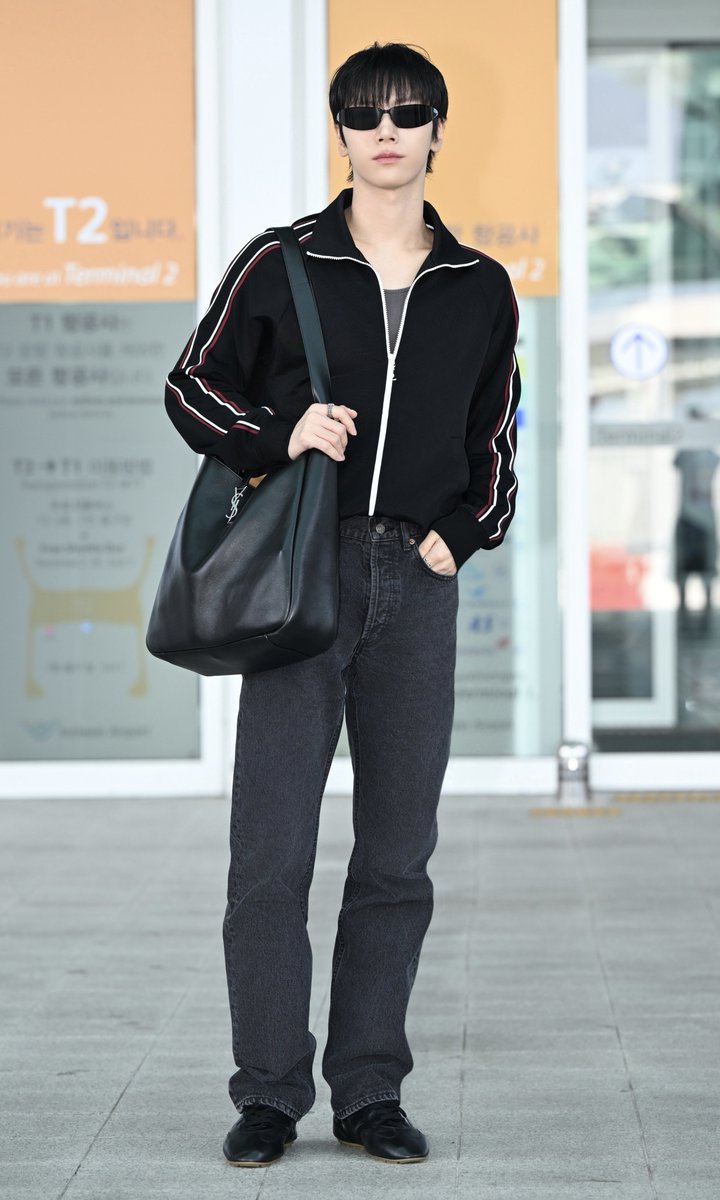 webmixmaya's tweet photo. TEN LEE ON THE WAY TO PARIS
FOR WOMEN’S SUMMER 2027 ✨️

เตนล์-ชิตพล ปรากฏตัวในแอร์พอร์ตลุค ก่อนเดินทางเข้าร่วมชมแฟชั่นโชว์ Saint Laurent Women’s Summer 27 ณ กรุงปารีส ประเทศฝรั่งเศส ซึ่งมีกำหนดจัดขึ้นในวันพุธที่ 30 กันยายน เวลา 02.00 น. ตามเวลาประเทศไทย (วันอังคารที่ 29 กันยายน เวลา 21.00 น. ตามเวลาท้องถิ่นกรุงปารีส)

สำหรับลุคครั้งนี้ เตนล์เลือกสวมเสื้อกล้ามสี Anthracite สวมคู่กับแทรคแจ็คเก็ตสีดำ CASSANDRE  โดดเด่นด้วยดีเทลแถบสีตัดตามแนวแขน คอมพลีตลุคด้วยรองเท้าสนีกเกอร์หนังเกรนสีดำรุ่น Lewis พร้อมสะพายกระเป๋าหนังสีดำรุ่น Le 5 à 7 maxi hobo bag ปิดท้ายด้วยแว่นกันแดด รุ่น SL 963 ถ่ายทอดสไตล์อันเป็นเอกลักษณ์ของ Saint Laurent ผ่านการผสมผสานระหว่างความสปอร์ตและความเรียบง่ายใน  ซิลูเอตที่เฉียบคมและร่วมสมัย

การปรากฏตัวครั้งนี้สะท้อนเสน่ห์และสไตล์เฉพาะตัวของเตนล์ในฐานะแขกคนสำคัญของ Saint Laurent ได้อย่างโดดเด่น

#YSL #SaintLaurent #YvesSaintLaurent
#TEN #เตนล์