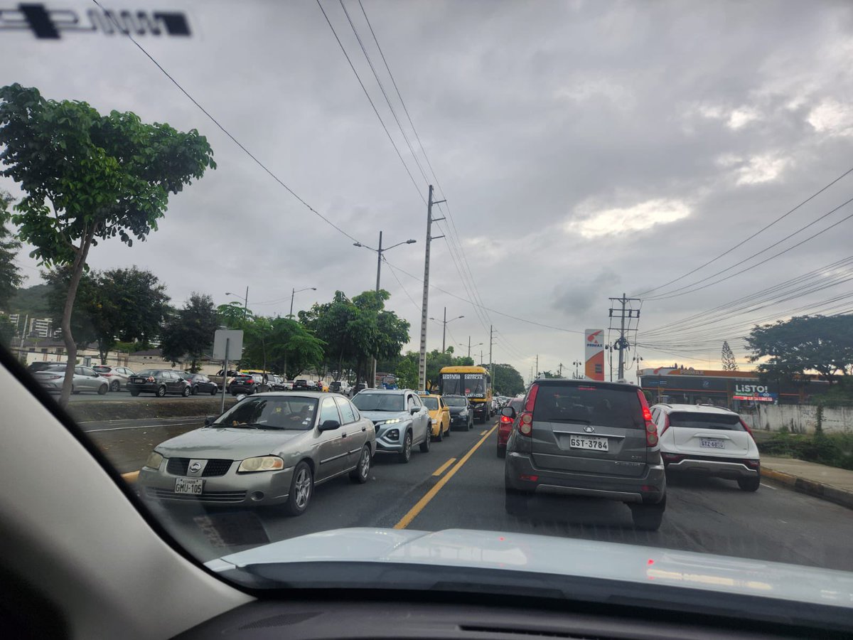 PedritoExtranja's tweet photo. Triple choque en la interna de Vía a la Costa a la altura de Puerto Azul que caotiza todo con su doble palo de ingreso.
La interna es invadida por buses y hasta camiones. Una calle pequeña para trayectos cortos y conexión con la principal colapsada totalmente.
La ATM no aparece https://t.co/DBxSqXOKuE