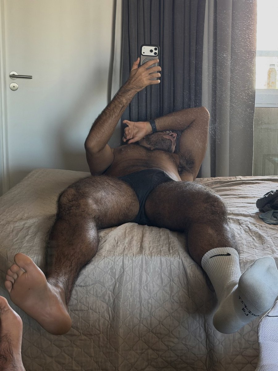 silvafindom's tweet photo. socks on or off? https://t.co/hTTAnX1OFm