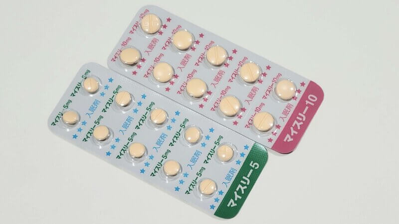 to__africa's tweet photo. 3年間植物人間状態だった男性が睡眠薬のゾルピデム（マイスリー、Ambien）10mgを飲ませると約4時間だけ目が覚め、普通の会話ができるまで回復する謎の現象

31歳の男性で、交通事故による重度の脳損傷から3年以上にわたり植物状態と診断され意識が回復することはありませんでした

ところがゾルピデム10mgを投与すると、約20〜30分後から反応が現れ、家族や医療スタッフと意思疎通ができるようになりました

母親や医療スタッフと会話ができたり、簡単な計算や、食べ物を自分で口に運ぶ、冗談を言えるまで回復するといったことが可能になったと論文では報告されています

しかしこれは恒久的な回復ではありません

ゾルピデムの作用が切れる約4時間後には再び元の重度意識障害に戻りました

しかし、翌日に再びゾルピデムを投与すると、また4時間覚醒するという現象が繰り返されました

この現象はゾルピデムの逆説的覚醒と呼ばれ、彼だけでなく他の重度の脳損傷患者でもゾルピデムによる逆説的覚醒の症例研究はあります

2022年のレビューゾルピデムを慢性意識障害患者に系統的に投与した研究は数十〜100人規模まであり、再現性のある明確な逆説的覚醒を示すのはおよそ6％前後と言われています

【元論文】
https://t.co/LFBrEbjSie
https://t.co/7NYSUucii3