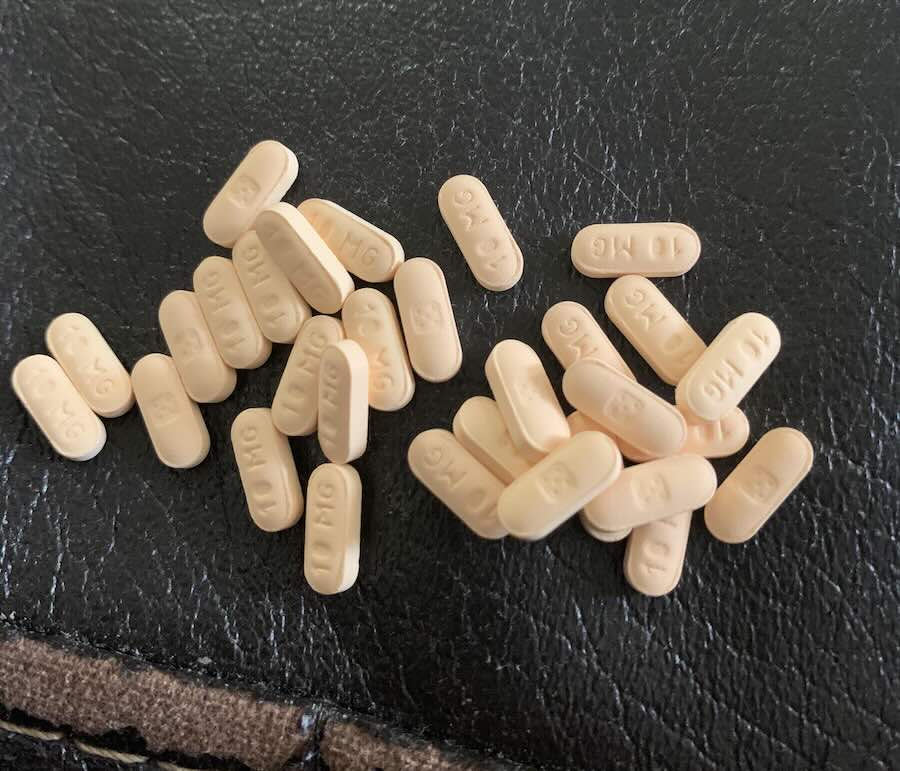 to__africa's tweet photo. 3年間植物人間状態だった男性が睡眠薬のゾルピデム（マイスリー、Ambien）10mgを飲ませると約4時間だけ目が覚め、普通の会話ができるまで回復する謎の現象

31歳の男性で、交通事故による重度の脳損傷から3年以上にわたり植物状態と診断され意識が回復することはありませんでした

ところがゾルピデム10mgを投与すると、約20〜30分後から反応が現れ、家族や医療スタッフと意思疎通ができるようになりました

母親や医療スタッフと会話ができたり、簡単な計算や、食べ物を自分で口に運ぶ、冗談を言えるまで回復するといったことが可能になったと論文では報告されています

しかしこれは恒久的な回復ではありません

ゾルピデムの作用が切れる約4時間後には再び元の重度意識障害に戻りました

しかし、翌日に再びゾルピデムを投与すると、また4時間覚醒するという現象が繰り返されました

この現象はゾルピデムの逆説的覚醒と呼ばれ、彼だけでなく他の重度の脳損傷患者でもゾルピデムによる逆説的覚醒の症例研究はあります

2022年のレビューゾルピデムを慢性意識障害患者に系統的に投与した研究は数十〜100人規模まであり、再現性のある明確な逆説的覚醒を示すのはおよそ6％前後と言われています

【元論文】
https://t.co/LFBrEbjSie
https://t.co/7NYSUucii3