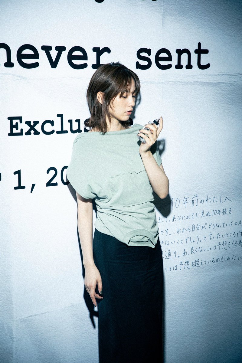 non_dayo_ne's tweet photo. 渋谷・道玄坂のポスターに、10年前のわたしへ手紙を書きました。
10年も経てば自分にアドバイスなどできるかな？と思いきや、書いてるうちに記憶を辿り当時の私から元気をもらいました。
とんでもないエネルギーで生きていたな。

ぜひ、Maison Margielaのレターネバーセントを体験してみてください。 のん
#PR #maisonmargielafragrances #トーキョーメモリーズ